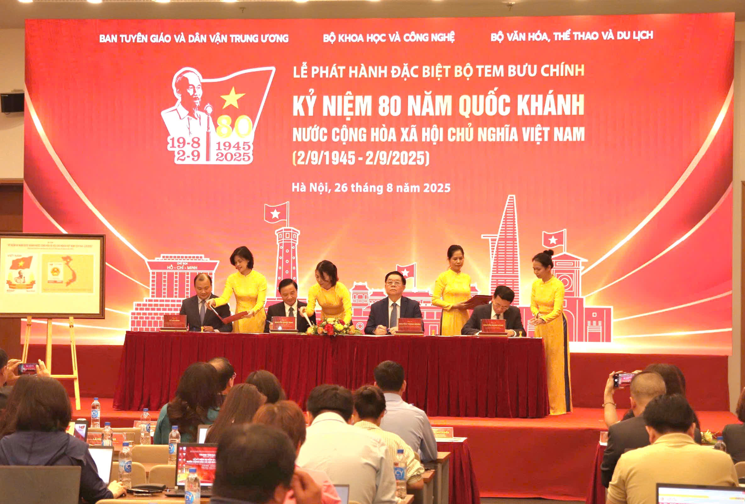 Gần 1.500 nhà báo trong và ngoài nước đưa tin Lễ kỷ niệm 80 năm Quốc khánh- Ảnh 3. Gần 1.500 nhà báo trong và ngoài nước đưa tin Lễ kỷ niệm 80 năm Quốc khánh- Ảnh 3.
