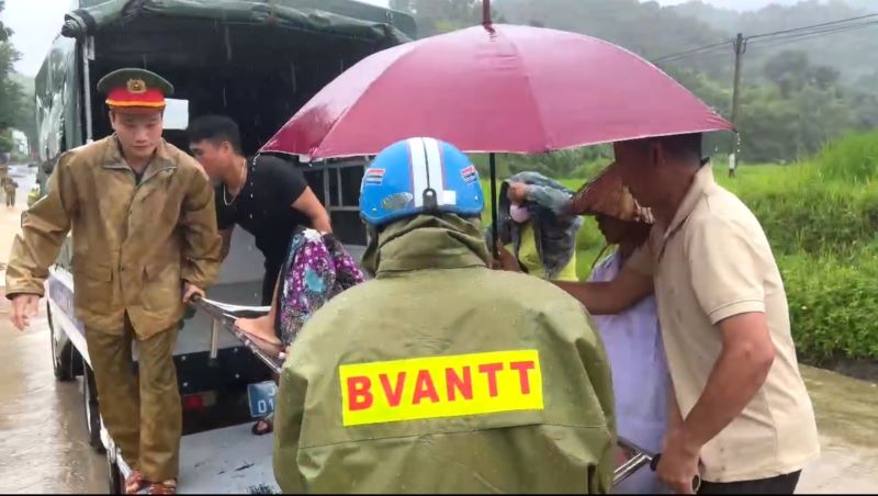 Thanh Hóa: Công an xã vượt mưa lũ đưa sản phụ đến bệnh viện sinh con an toàn- Ảnh 1. Thanh Hóa: Công an xã vượt mưa lũ đưa sản phụ đến bệnh viện sinh con an toàn- Ảnh 1.