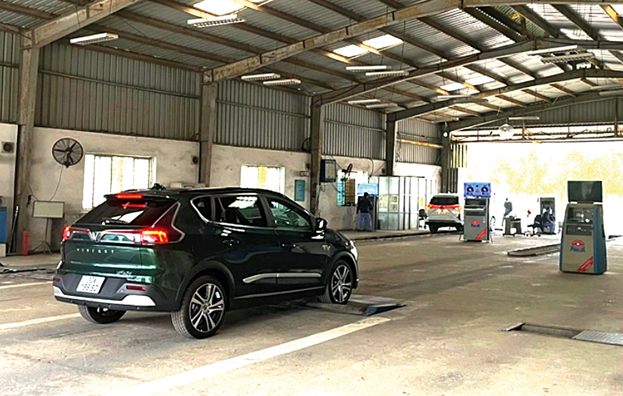 Đăng kiểm chạy đà trước kỷ nguyên xe điện, xe tự lái- Ảnh 1. Đăng kiểm chạy đà trước kỷ nguyên xe điện, xe tự lái- Ảnh 1.