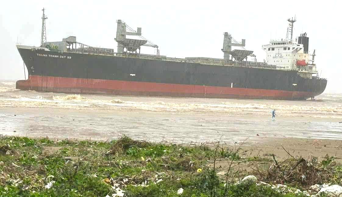 T&agrave;u vận tải ngh&igrave;n tấn bị b&atilde;o số 5 thổi tr&ocirc;i dạt, mắc cạn tr&ecirc;n biển- Ảnh 1.