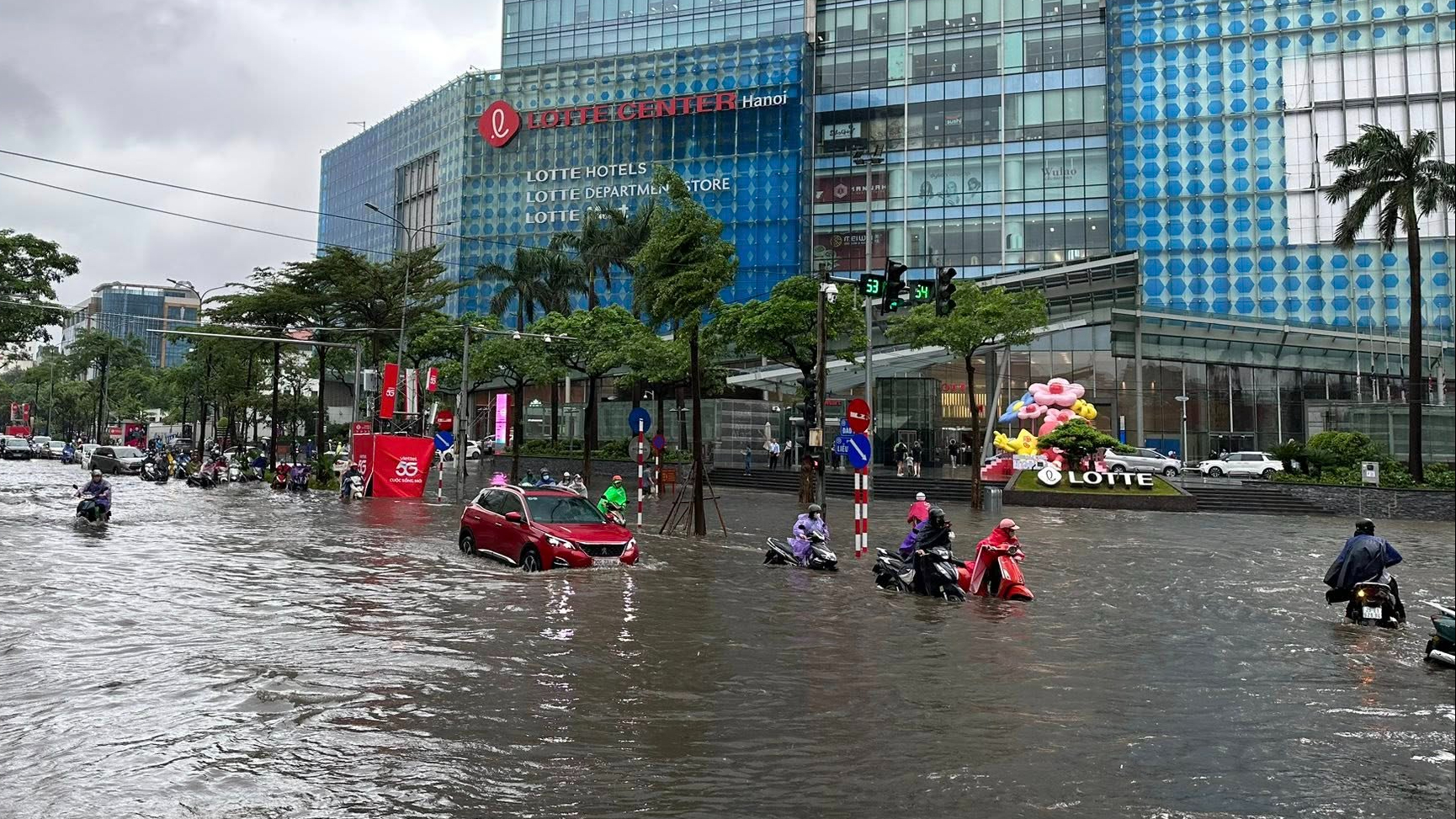 Kinh nghiệm lái ô tô an toàn khi đi qua đường ngập nước