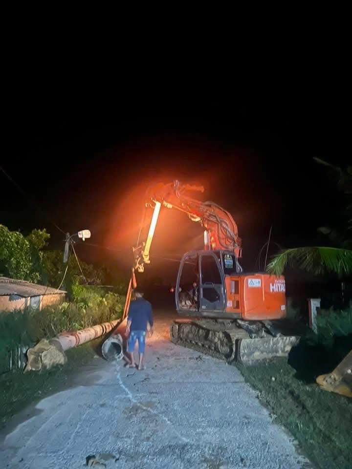 Những “người hùng thầm lặng” khôi phục ánh sáng ở Hà Tĩnh sau bão số 5- Ảnh 2. Những “người hùng thầm lặng” khôi phục ánh sáng ở Hà Tĩnh sau bão số 5- Ảnh 2.