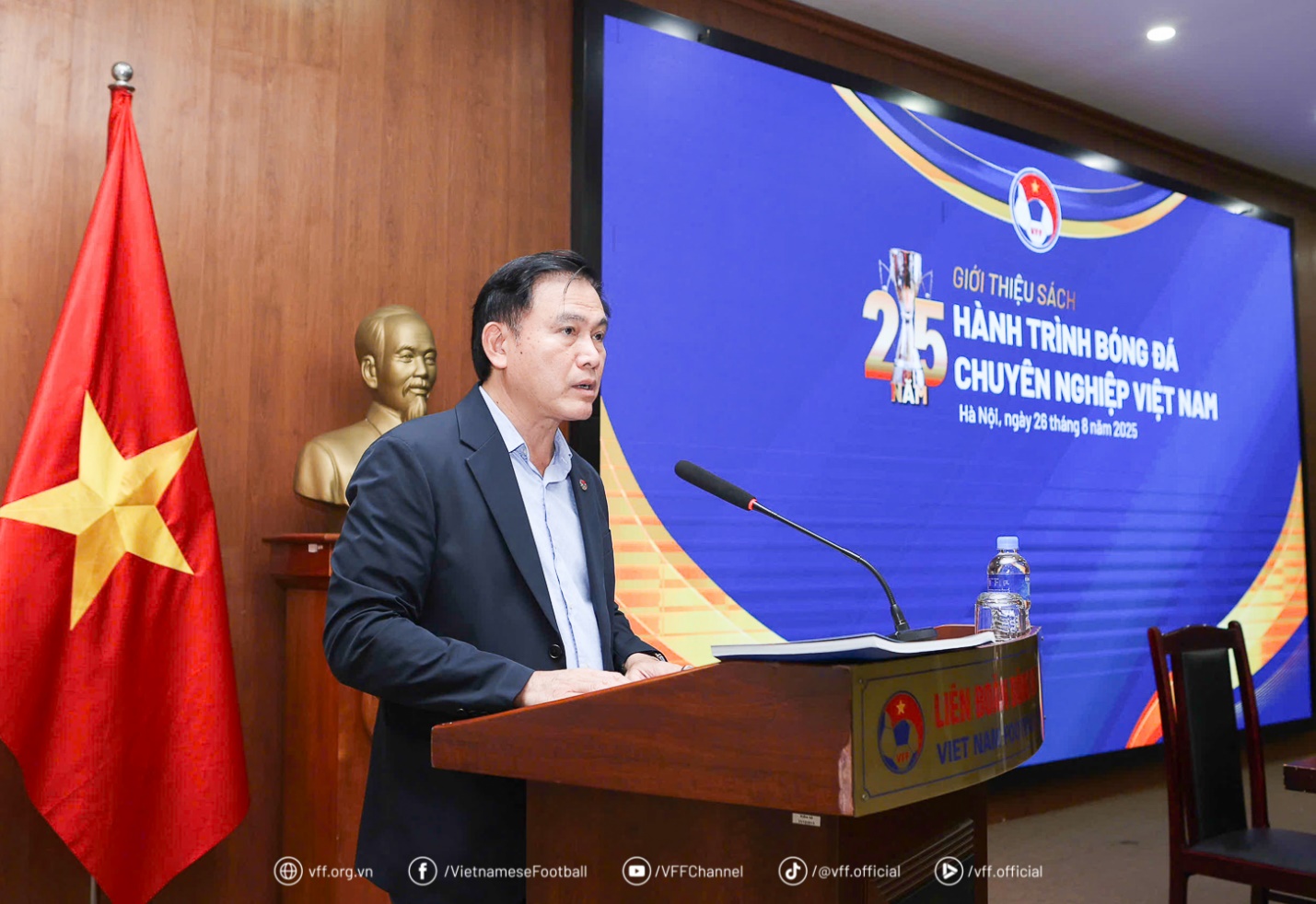VFF ra mắt cuốn sách “25 năm hành trình bóng đá chuyên nghiệp Việt Nam”- Ảnh 1.