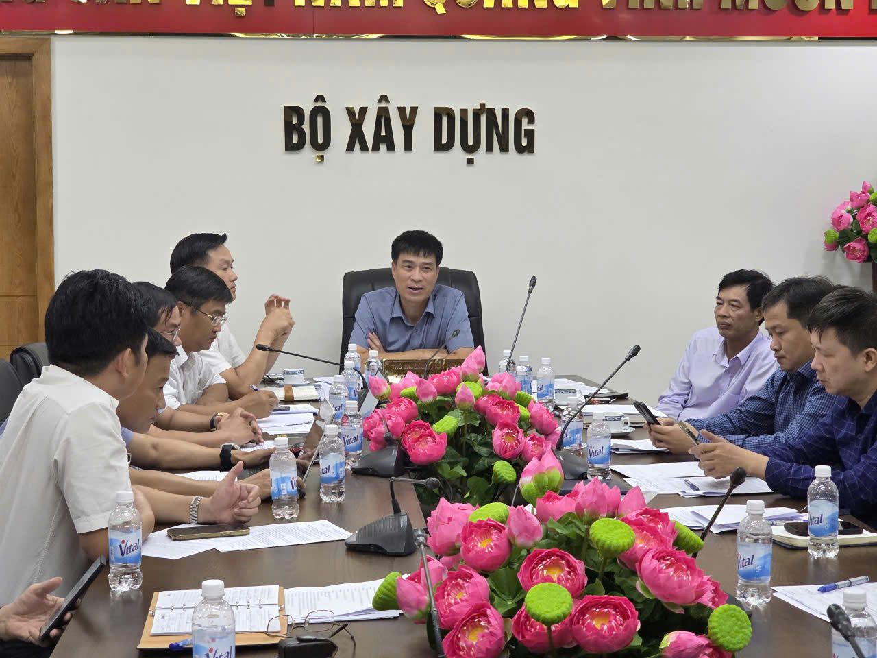 Deputy Minister Pham Minh Ha: Ensure progress of key southern transport projects- Ảnh 1. A group of people sitting around a table AI-generated content may be incorrect.
