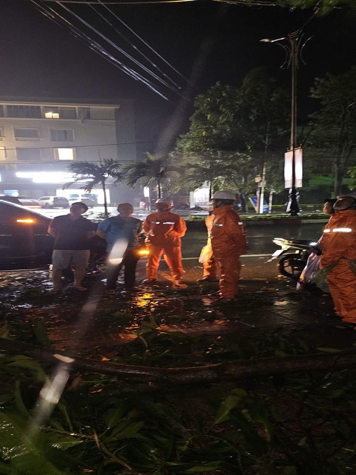 Xuyên đêm vượt bão, người lính áo cam khôi phục sự cố điện ở Nghệ An - Hà Tĩnh- Ảnh 2.