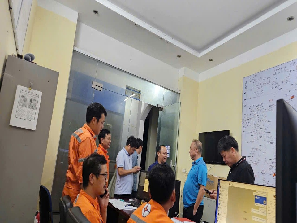 Xuyên đêm vượt bão, người lính áo cam khôi phục sự cố điện ở Nghệ An - Hà Tĩnh- Ảnh 1.