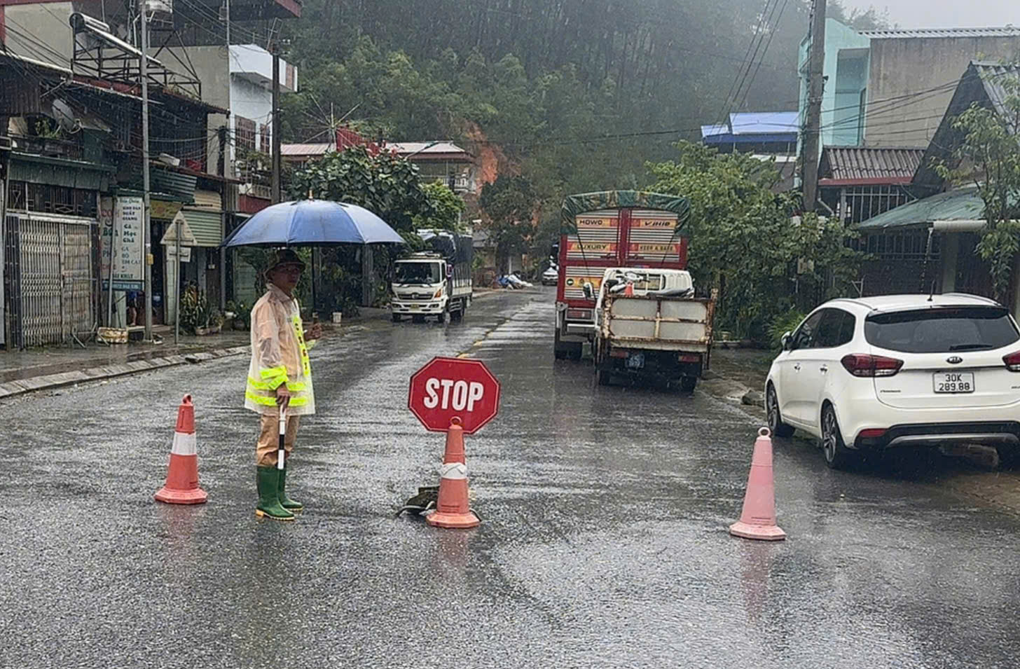 Những “cột mốc sống” kiên cường trong bão lũ giữ an toàn các cung đường đèo núi Lào Cai- Ảnh 1.