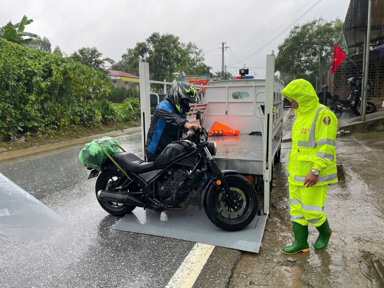 Những “cột mốc sống” kiên cường trong bão lũ giữ an toàn các cung đường đèo núi Lào Cai- Ảnh 4.
