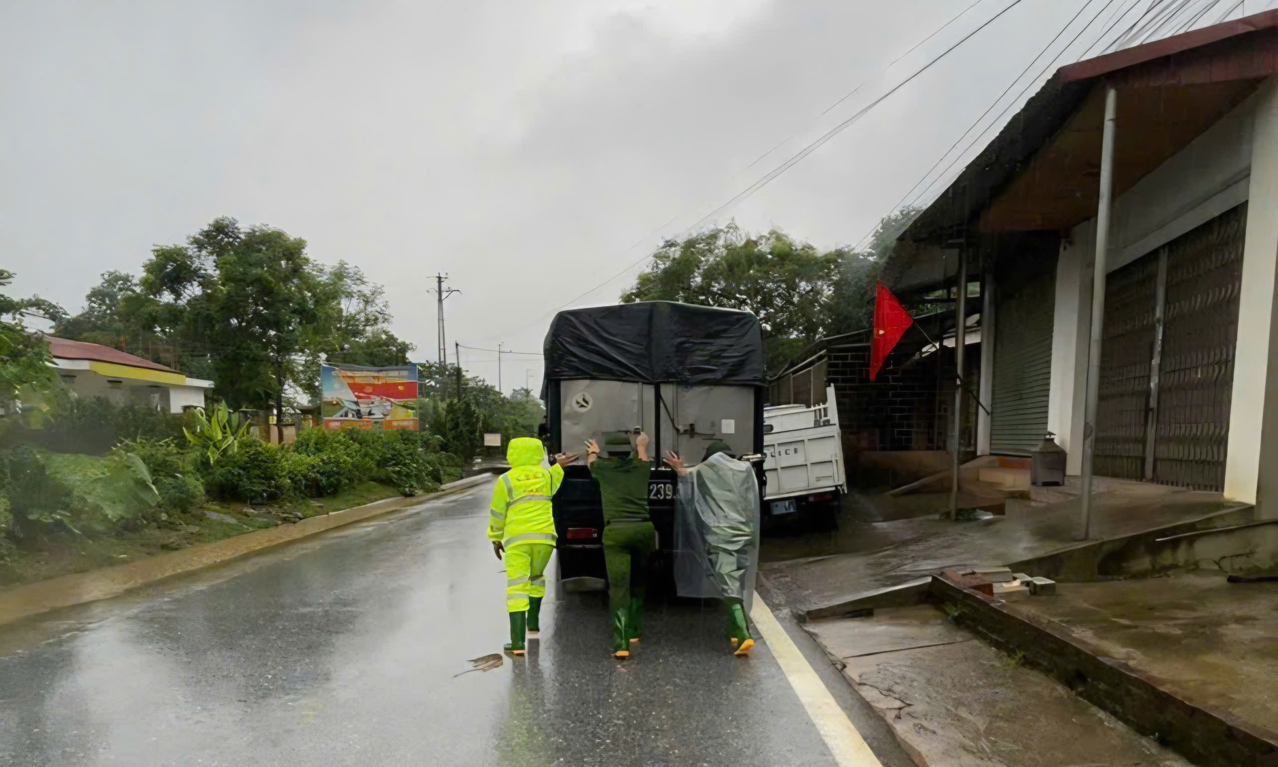 Những “cột mốc sống” kiên cường trong bão lũ giữ an toàn các cung đường đèo núi Lào Cai- Ảnh 5.