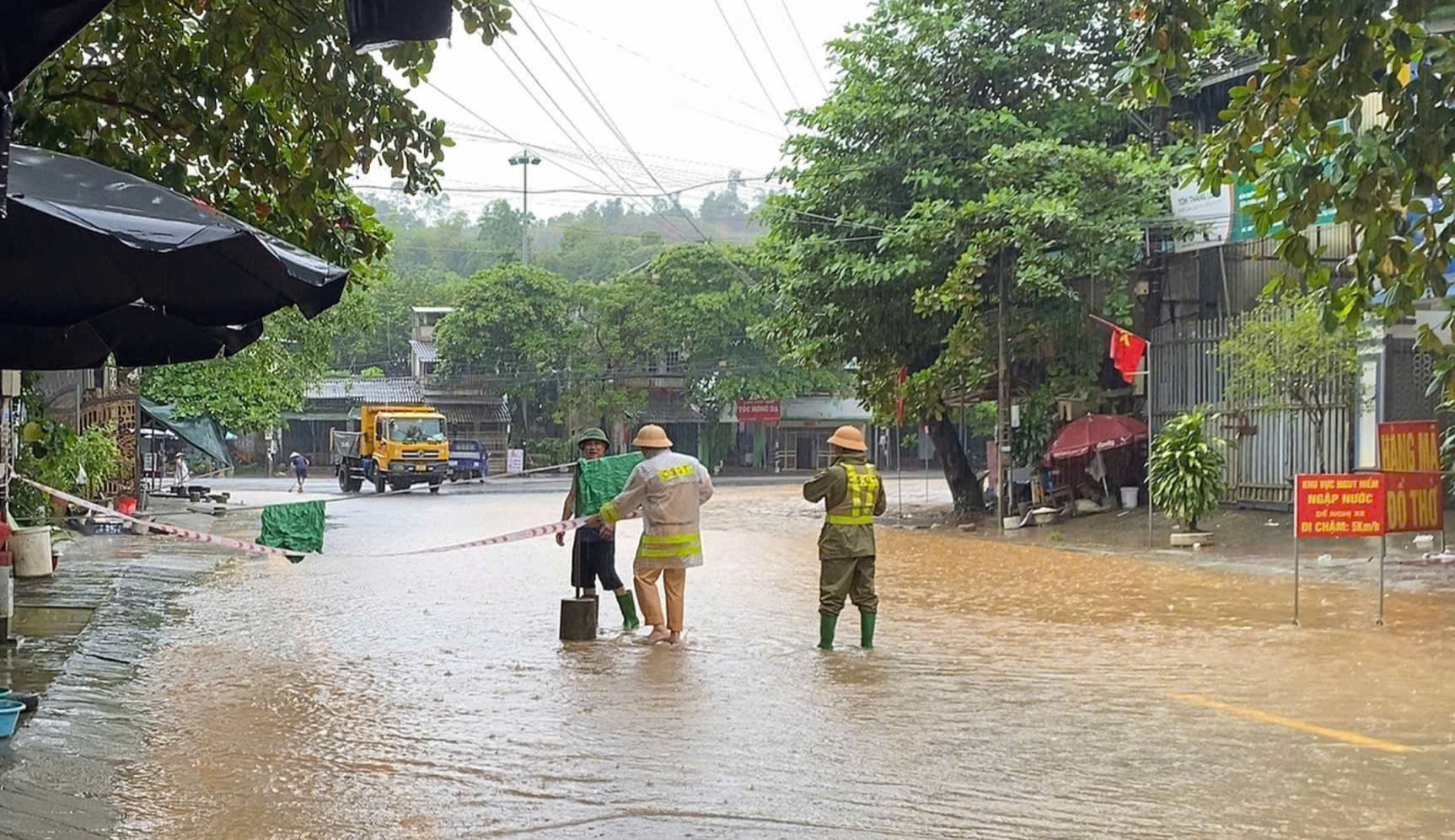 Những “cột mốc sống” kiên cường trong bão lũ giữ an toàn các cung đường đèo núi Lào Cai- Ảnh 6.