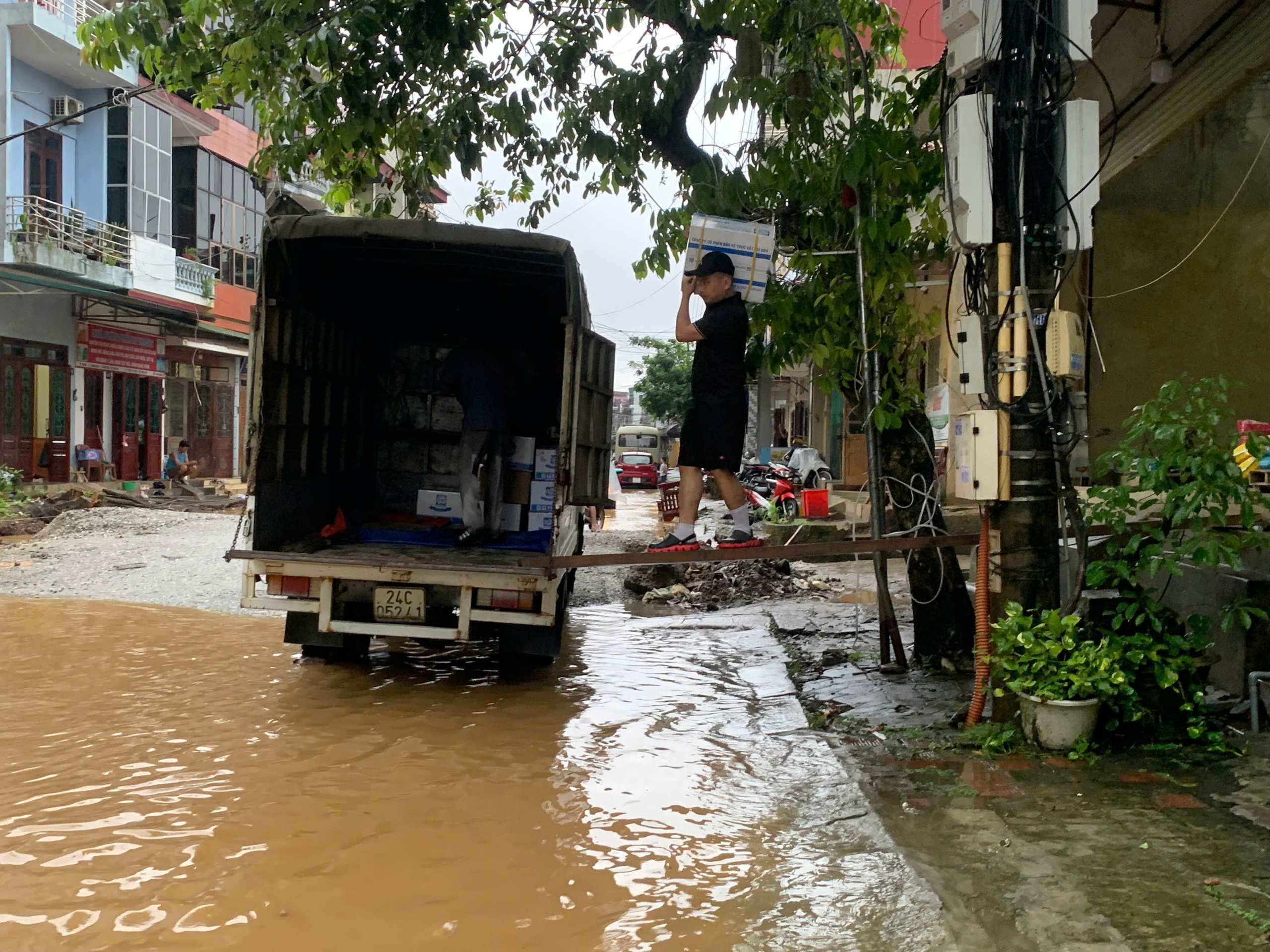 Nước sông dâng cao, người dân ở Lào Cai tất bật di dời tài sản trong đêm- Ảnh 18.