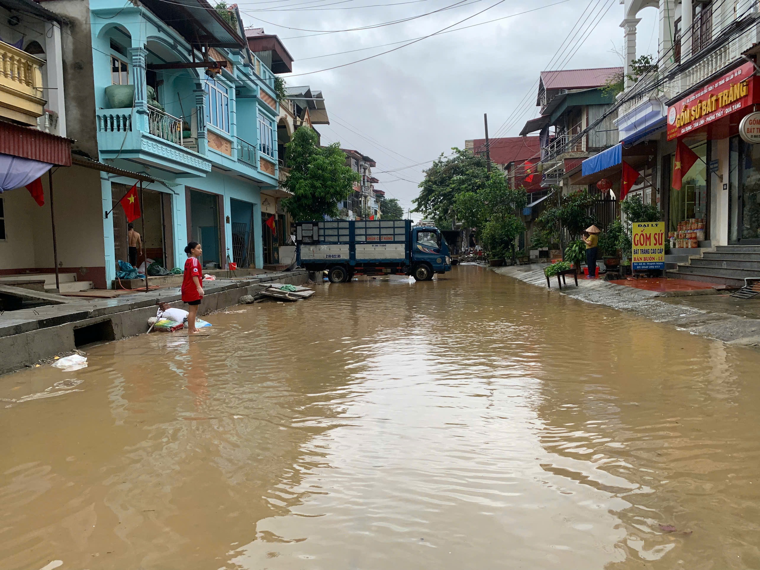Nước sông dâng cao, người dân ở Lào Cai tất bật di dời tài sản trong đêm- Ảnh 19.