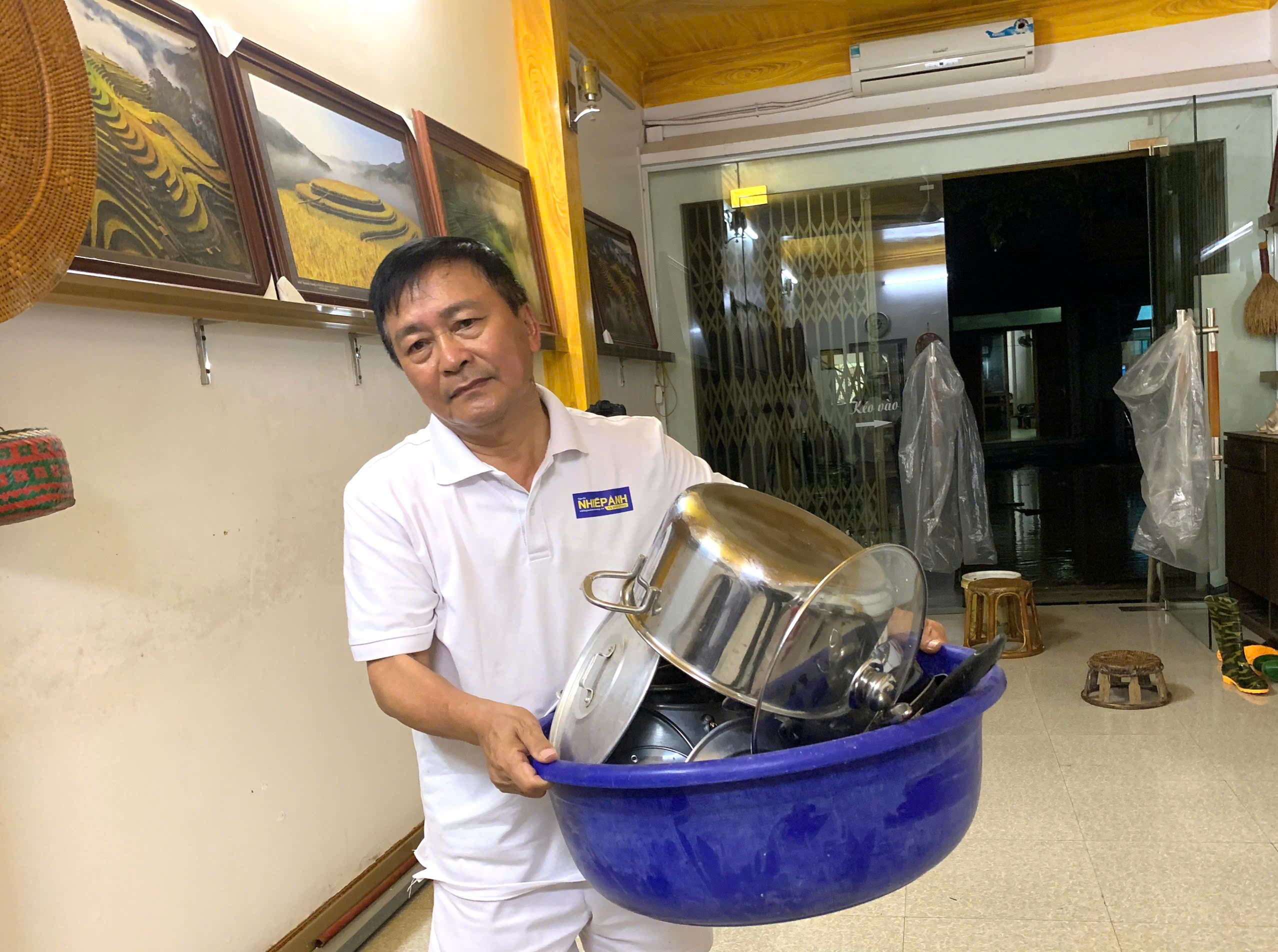 Nước sông dâng cao, người dân ở Lào Cai tất bật di dời tài sản trong đêm- Ảnh 12.