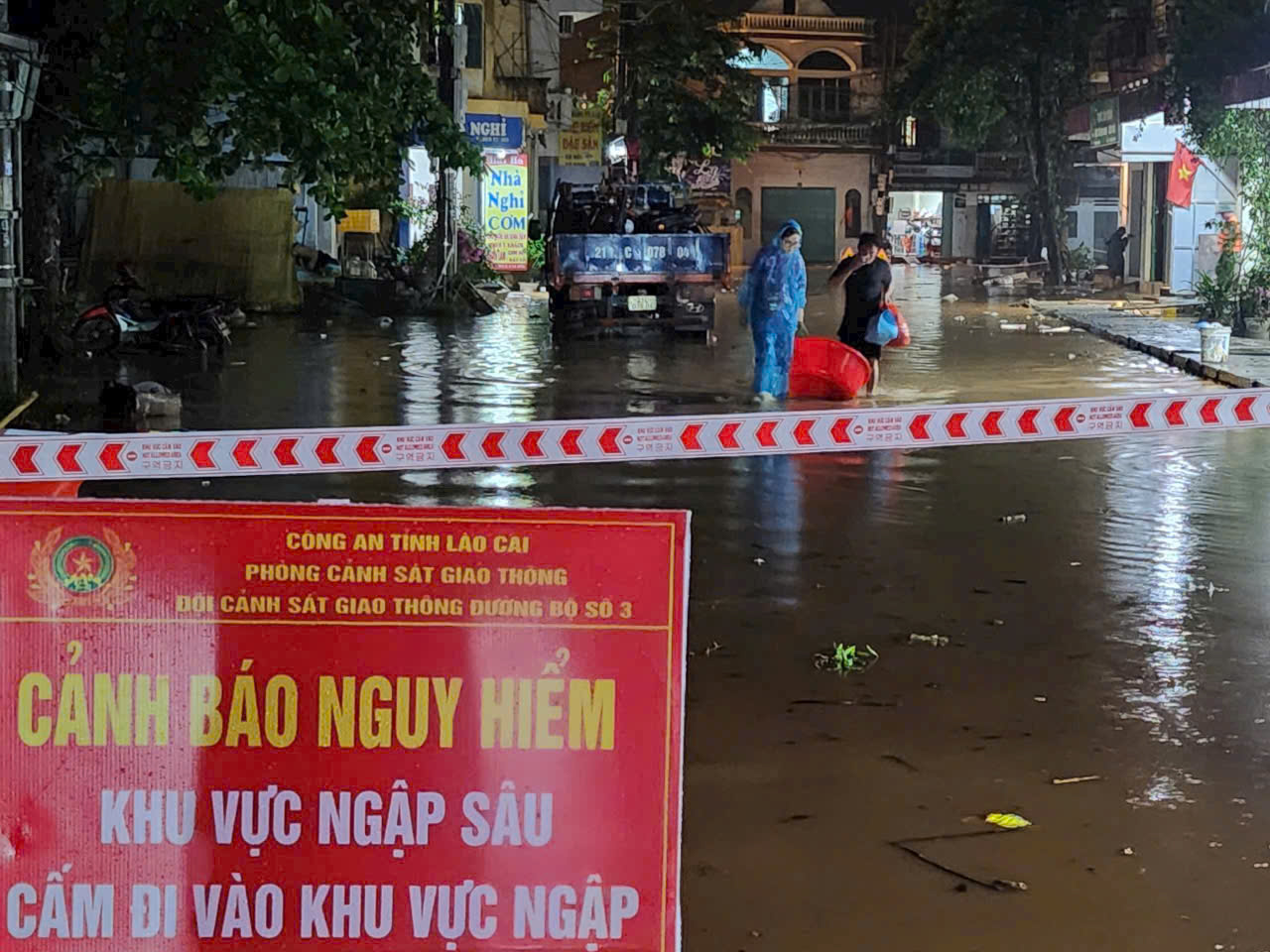 Nước sông dâng cao, người dân ở Lào Cai tất bật di dời tài sản trong đêm- Ảnh 16.