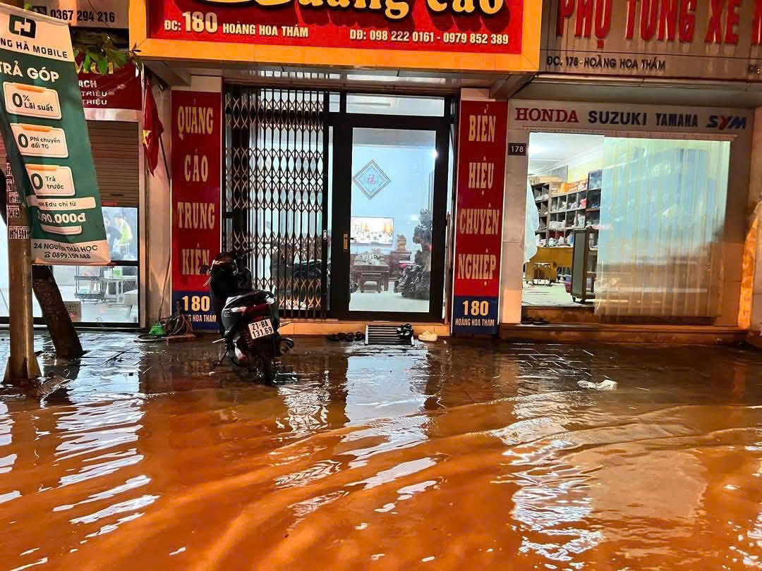 Nước sông dâng cao, người dân ở Lào Cai tất bật di dời tài sản trong đêm- Ảnh 17.