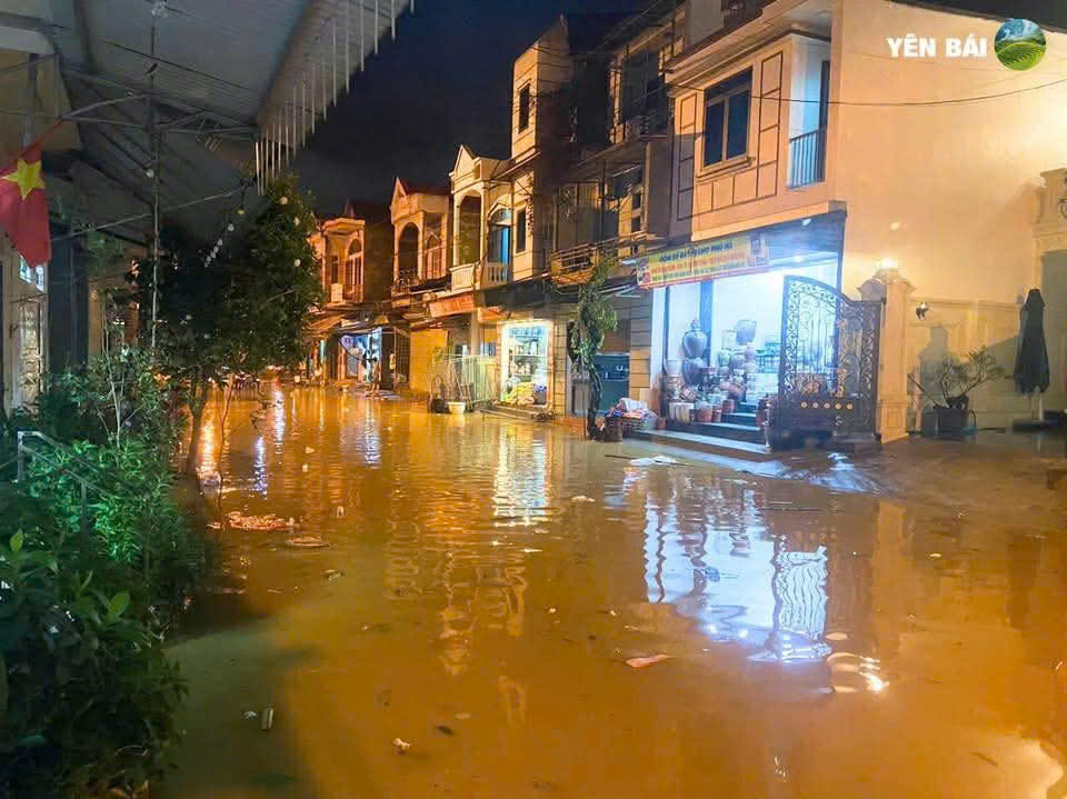 Nước sông dâng cao, người dân ở Lào Cai tất bật di dời tài sản trong đêm- Ảnh 3.