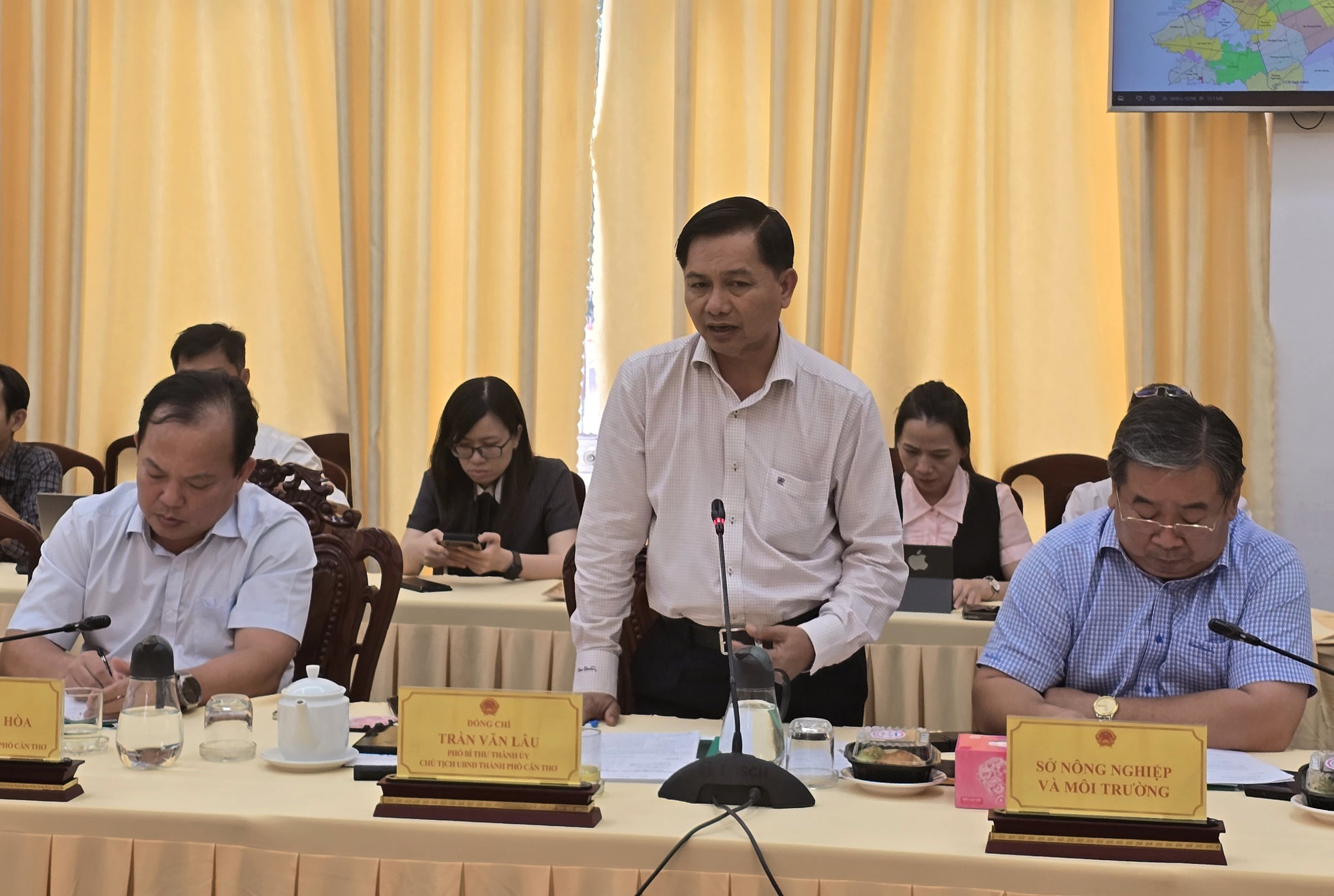 Chủ tịch Cần Thơ mong nhà đầu tư "đừng để bản cam kết chỉ là tờ giấy"- Ảnh 1. Chủ tịch Cần Thơ mong nhà đầu tư "đừng để bản cam kết chỉ là tờ giấy"- Ảnh 1.