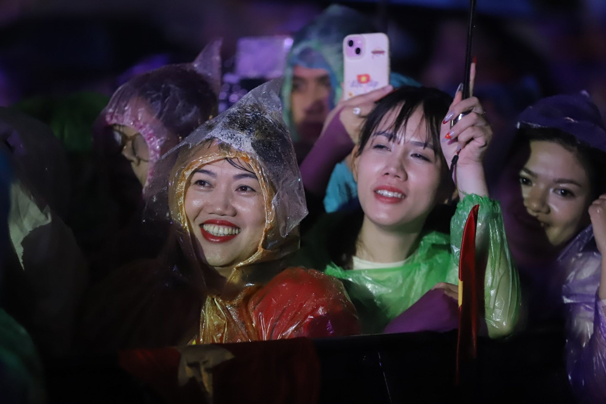 Concert "Việt Nam trong tôi" quyên góp 4,2 tỷ đồng ủng hộ đồng bào miền Trung- Ảnh 9. Concert "Việt Nam trong tôi" quyên góp 4,2 tỷ đồng ủng hộ đồng bào miền Trung- Ảnh 9.