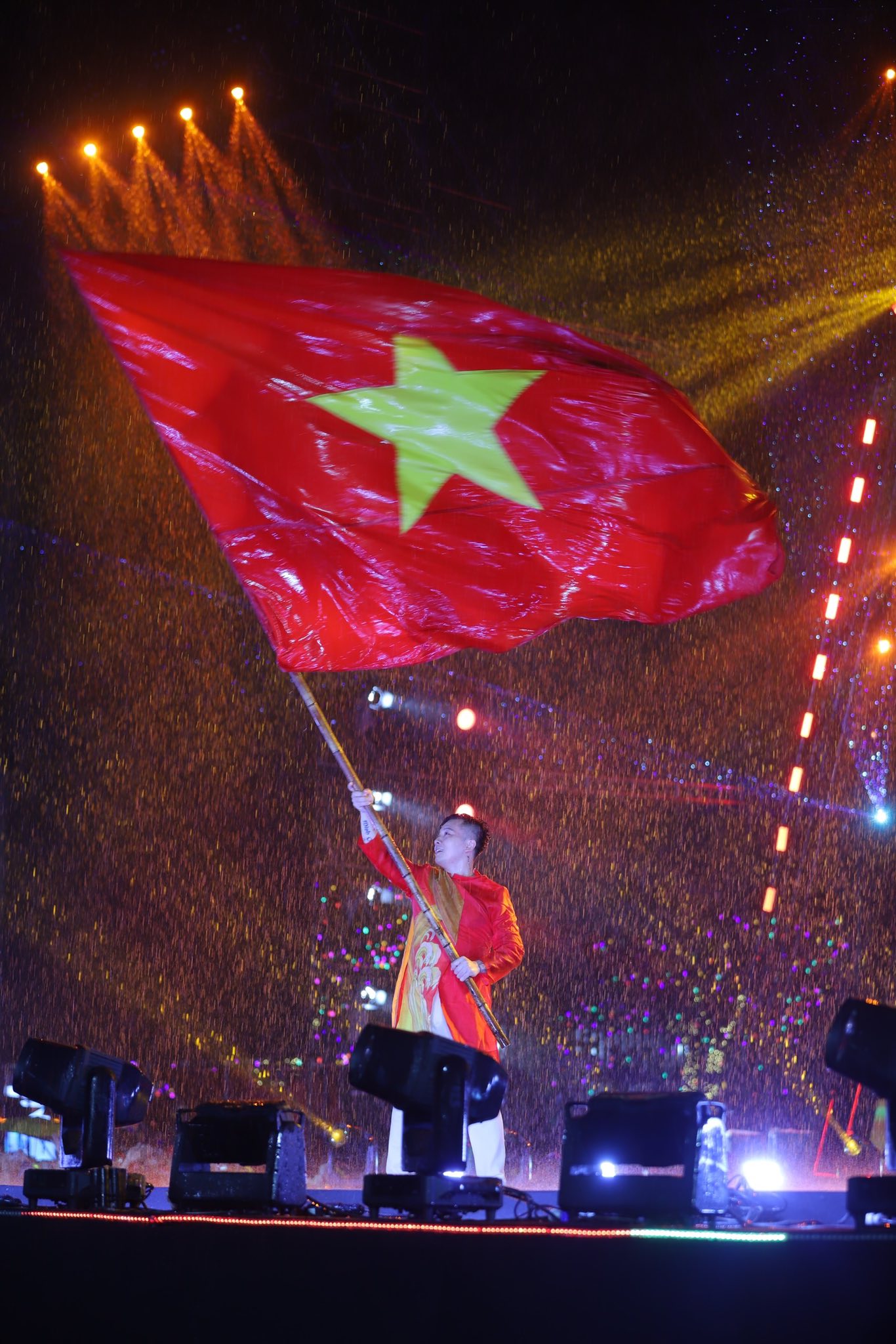 Concert "Việt Nam trong tôi" quyên góp 4,2 tỷ đồng ủng hộ đồng bào miền Trung- Ảnh 4. Concert "Việt Nam trong tôi" quyên góp 4,2 tỷ đồng ủng hộ đồng bào miền Trung- Ảnh 4.