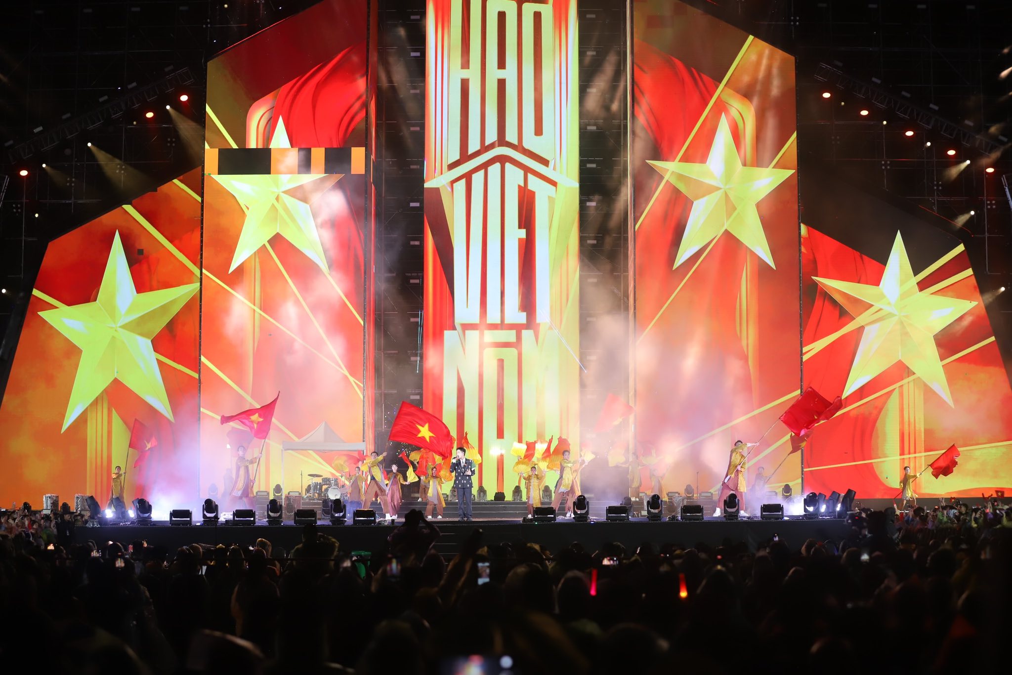 Concert "Việt Nam trong tôi" quyên góp 4,2 tỷ đồng ủng hộ đồng bào miền Trung- Ảnh 2. Concert "Việt Nam trong tôi" quyên góp 4,2 tỷ đồng ủng hộ đồng bào miền Trung- Ảnh 2.
