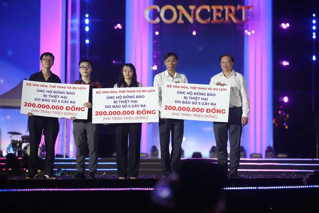 Concert "Việt Nam trong tôi" quyên góp 4,2 tỷ đồng ủng hộ đồng bào miền Trung- Ảnh 1. Concert "Việt Nam trong tôi" quyên góp 4,2 tỷ đồng ủng hộ đồng bào miền Trung- Ảnh 1.