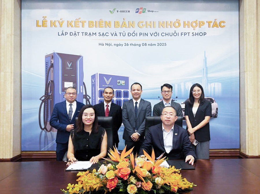 Hàng nghìn trạm đổi pin xe máy điện VinFast đặt tại FPT Shop- Ảnh 1. Hàng nghìn trạm đổi pin xe máy điện VinFast đặt tại FPT Shop- Ảnh 1.