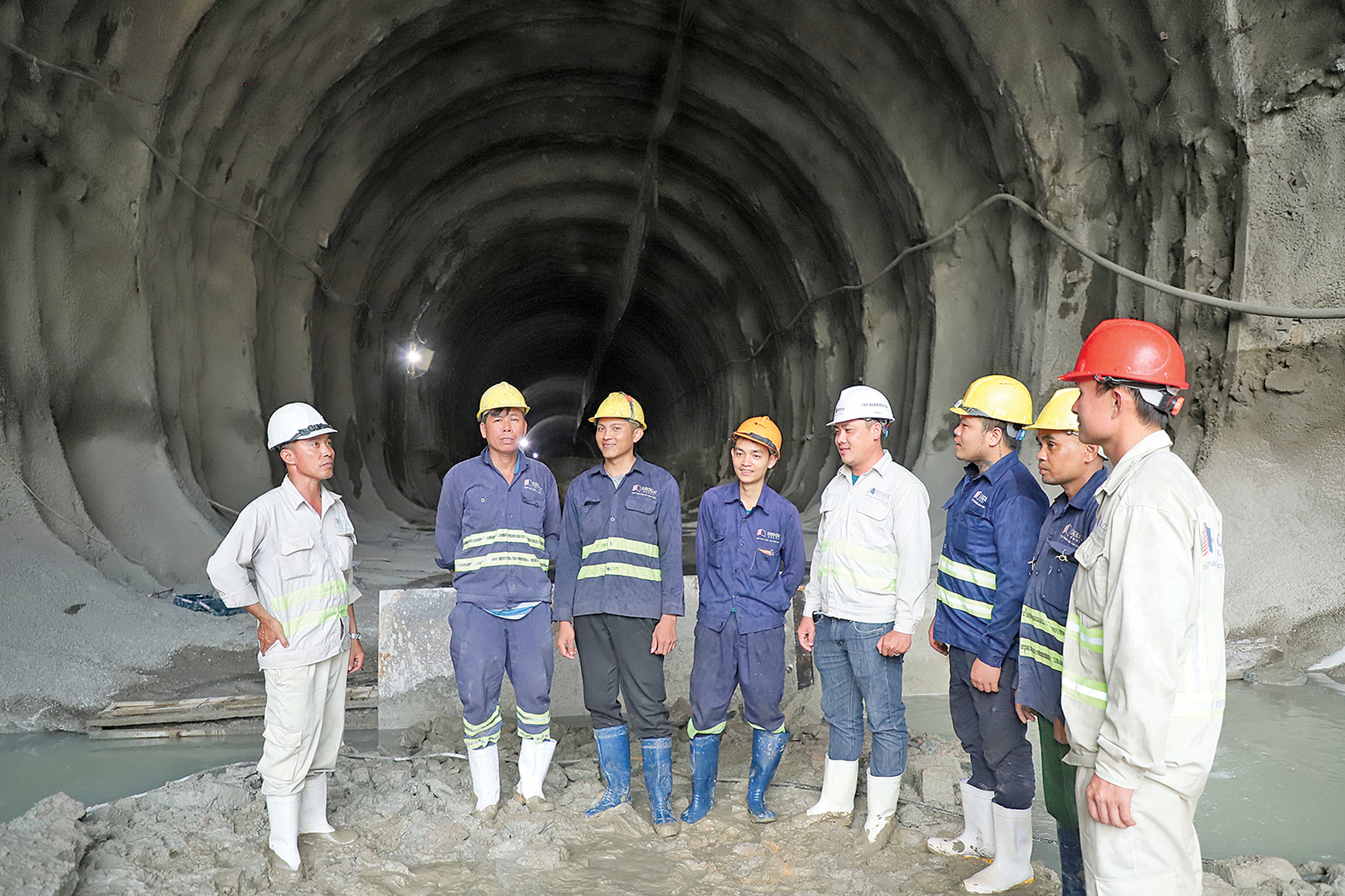 Ăn núi ngủ rừng, đào hầm thông cao tốc- Ảnh 1. Ăn núi ngủ rừng, đào hầm thông cao tốc- Ảnh 1.