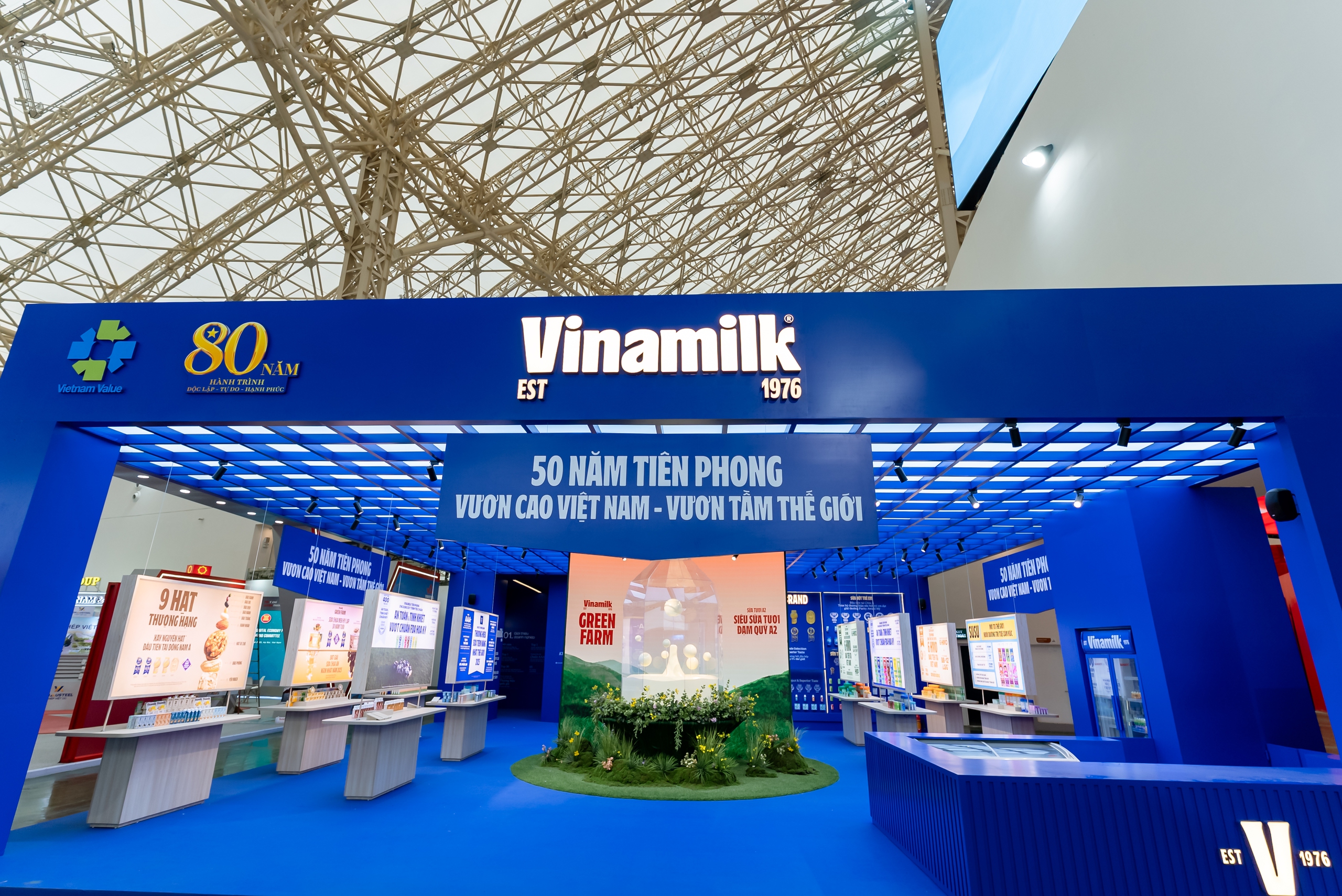 Với sắc xanh rực rỡ và thiết kế hiện đại, gian hàng Vinamilk nổi bật ngay cổng vào không gian "Khởi nghiệp kiến quốc" - nơi tôn vinh vai trò của kinh tế tư nhân theo tinh thần Nghị quyết 68 của Bộ Chính trị về phát triển kinh tế tư nhân (Ảnh: Duy Cường) Với sắc xanh rực rỡ và thiết kế hiện đại, gian hàng Vinamilk nổi bật ngay cổng vào không gian "Khởi nghiệp kiến quốc" - nơi tôn vinh vai trò của kinh tế tư nhân theo tinh thần Nghị quyết 68 của Bộ Chính trị về phát triển kinh tế tư nhân (Ảnh: Duy Cường)