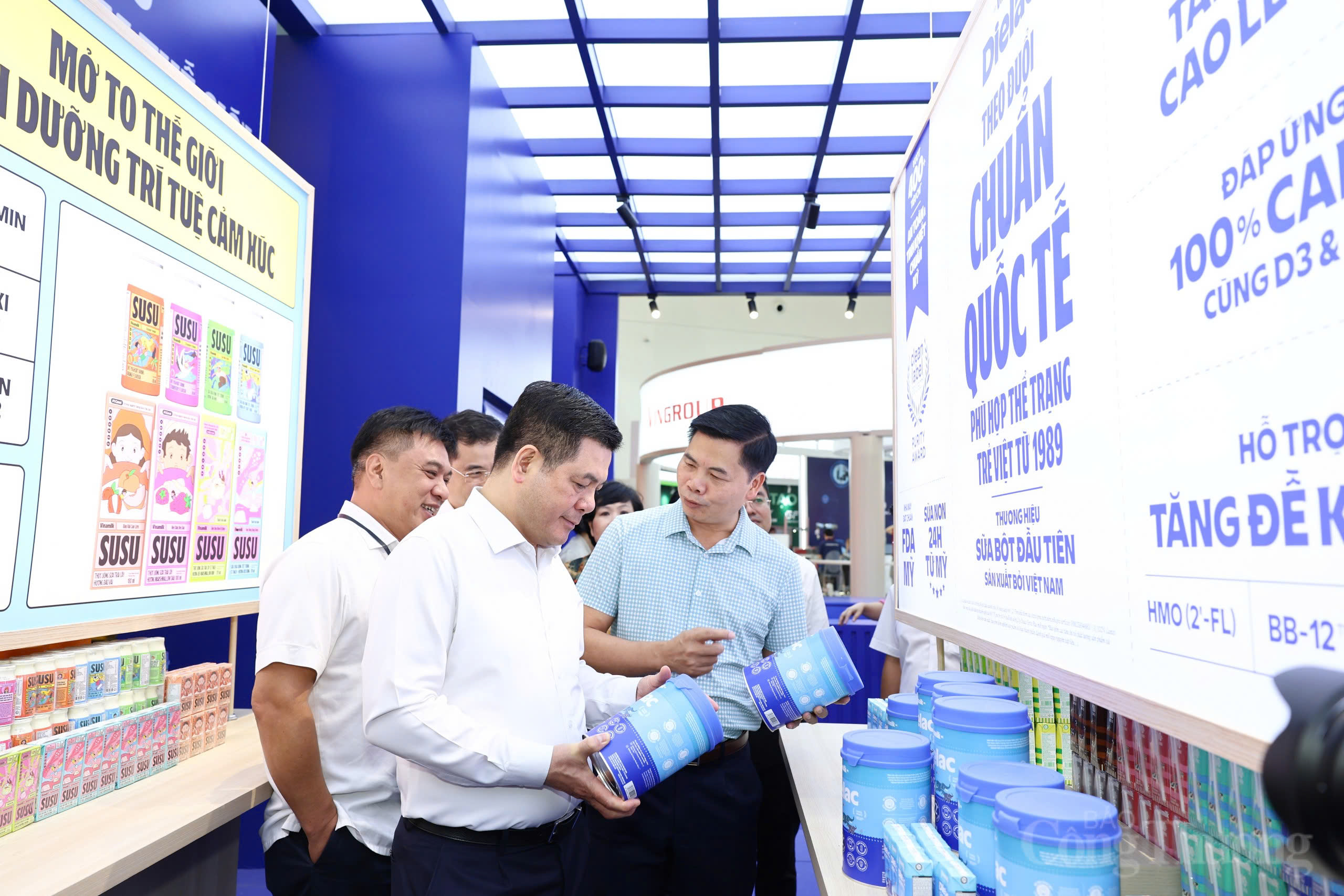 Bộ trưởng Bộ Công Thương Nguyễn Hồng Diên tham quan và kiểm tra gian hàng Vinamilk tại khu trưng bày (Ảnh: Nam Nguyễn) Bộ trưởng Bộ Công Thương Nguyễn Hồng Diên tham quan và kiểm tra gian hàng Vinamilk tại khu trưng bày (Ảnh: Nam Nguyễn)