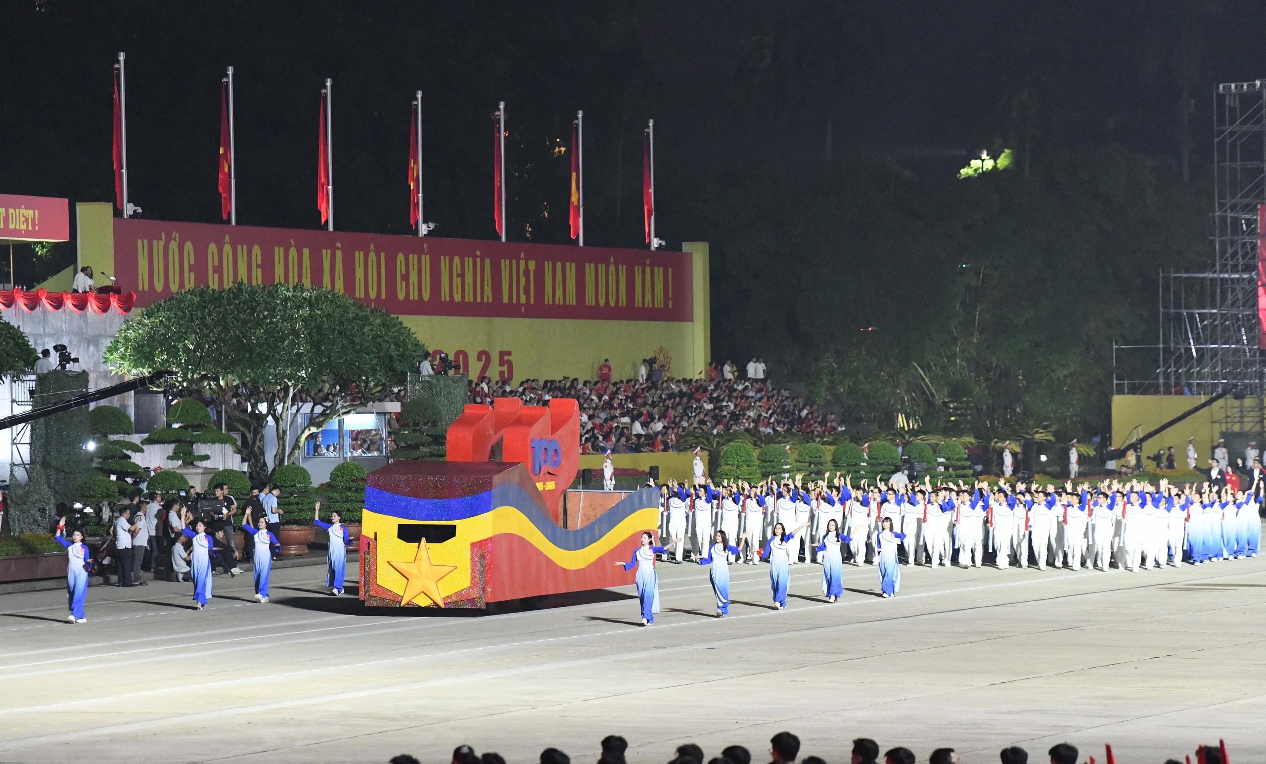 Toàn cảnh xe tăng, khí tài, lực lượng hùng hậu diễu hành qua Quảng trường Ba Đình- Ảnh 24. Toàn cảnh xe tăng, khí tài, lực lượng hùng hậu diễu hành qua Quảng trường Ba Đình- Ảnh 24.