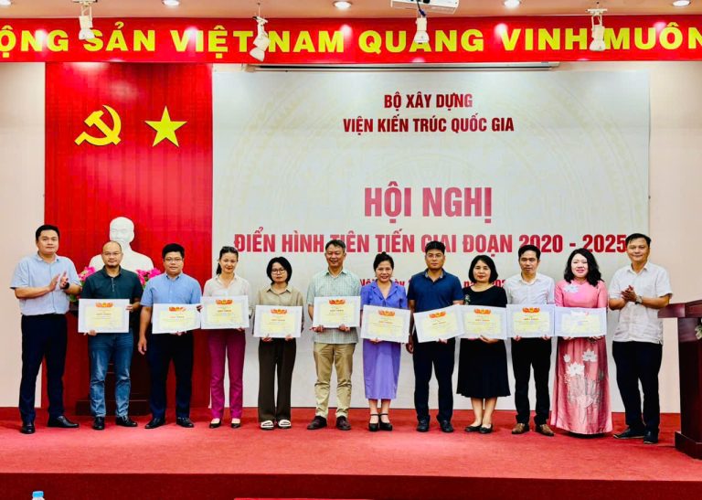 Các Phó Viện trưởng Trịnh Hồng Việt và Nguyễn Thành Công trao giấy khen cho đại diện các đơn vị có thành tích tiêu biểu. Các Phó Viện trưởng Trịnh Hồng Việt và Nguyễn Thành Công trao giấy khen cho đại diện các đơn vị có thành tích tiêu biểu.