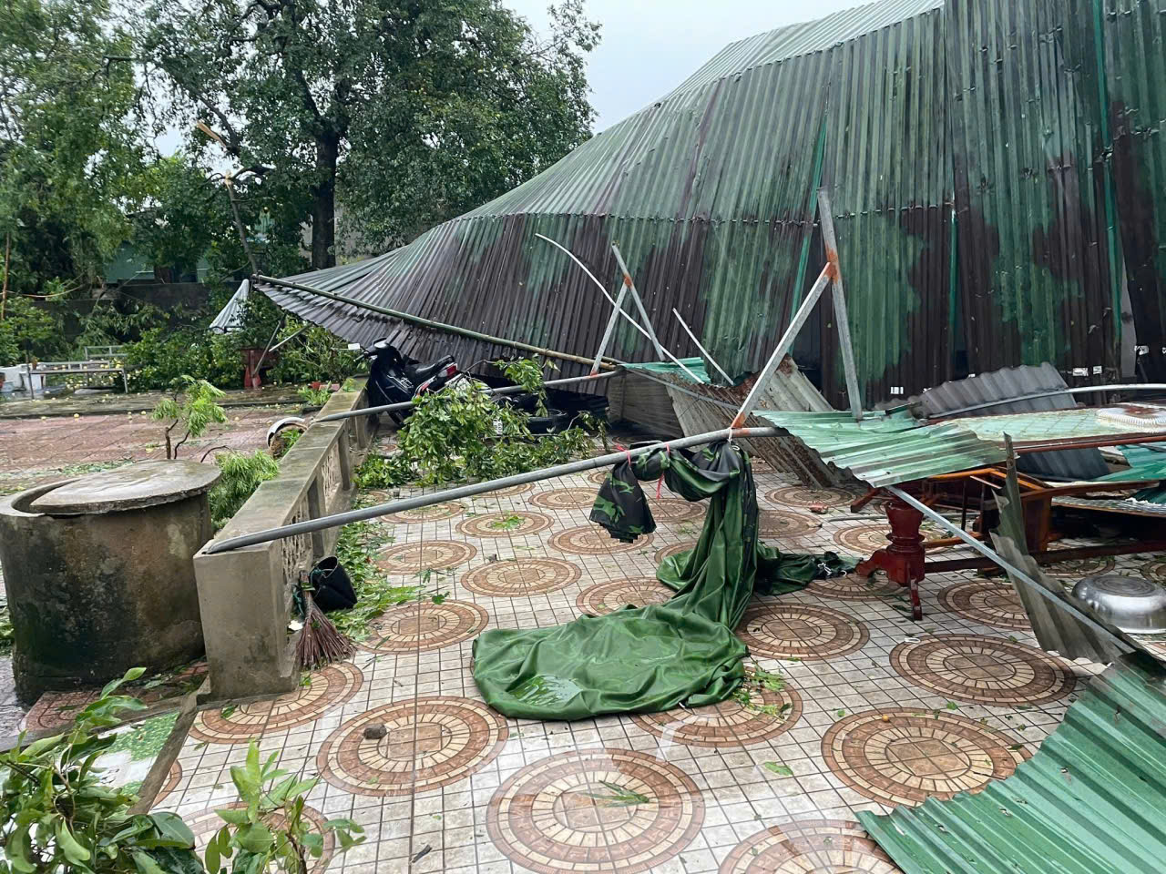 Chung tay khắc phục hậu quả, giúp người dân Hà Tĩnh ổn định cuộc sống sau bão số 5- Ảnh 2. Chung tay khắc phục hậu quả, giúp người dân Hà Tĩnh ổn định cuộc sống sau bão số 5- Ảnh 2.