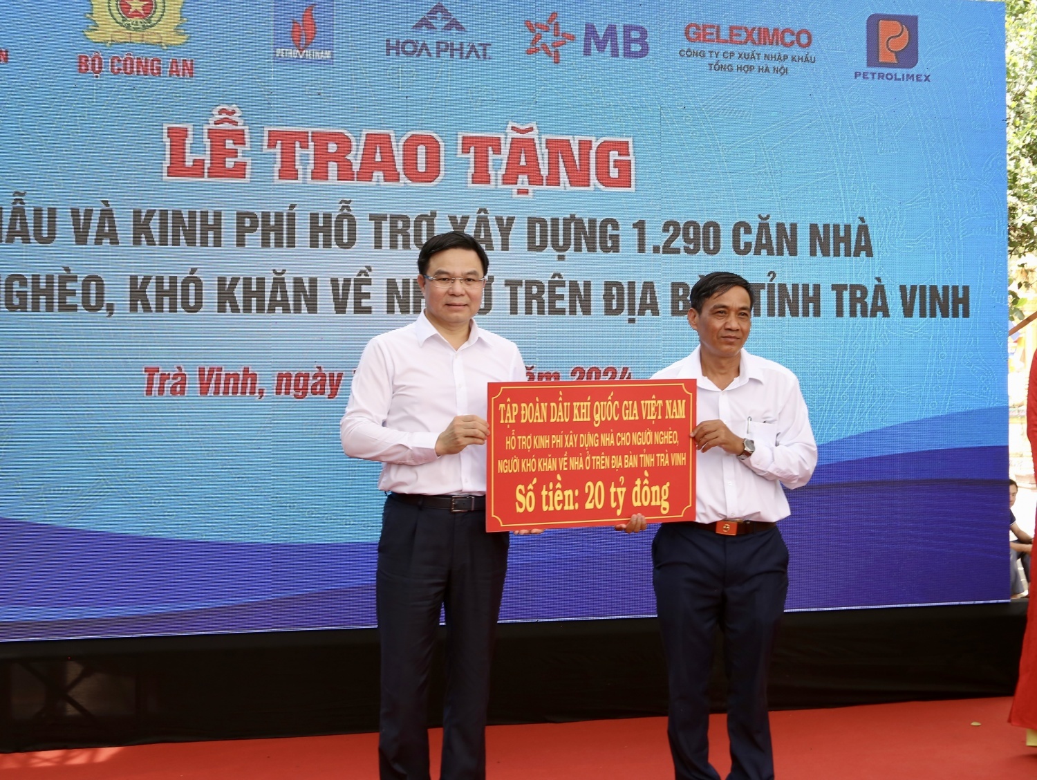 Petrovietnam nhận Bằng khen Thủ tướng trong phong trào thi đua xóa nhà tạm, nhà dột nát- Ảnh 2. Petrovietnam nhận Bằng khen Thủ tướng trong phong trào thi đua xóa nhà tạm, nhà dột nát- Ảnh 2.