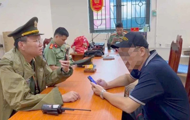 Lập biên bản người xếp ghế bán chỗ ngồi xem diễu binh trên phố Nguyễn Thái Học- Ảnh 1.
