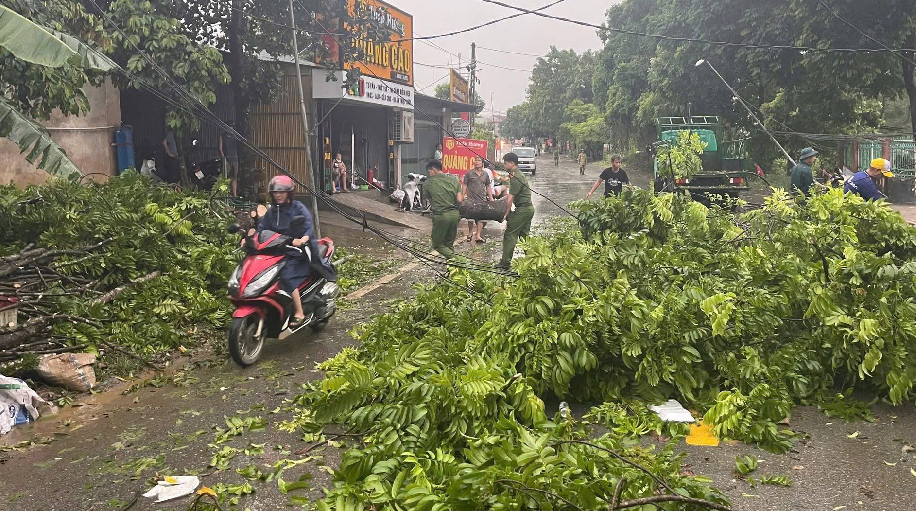 Ảnh hưởng nặng từ cơn bão số 5, đến 27/8 Phú Thọ còn phải sơ tán dân- Ảnh 3. Ảnh hưởng nặng từ cơn bão số 5, đến 27/8 Phú Thọ còn phải sơ tán dân- Ảnh 3.