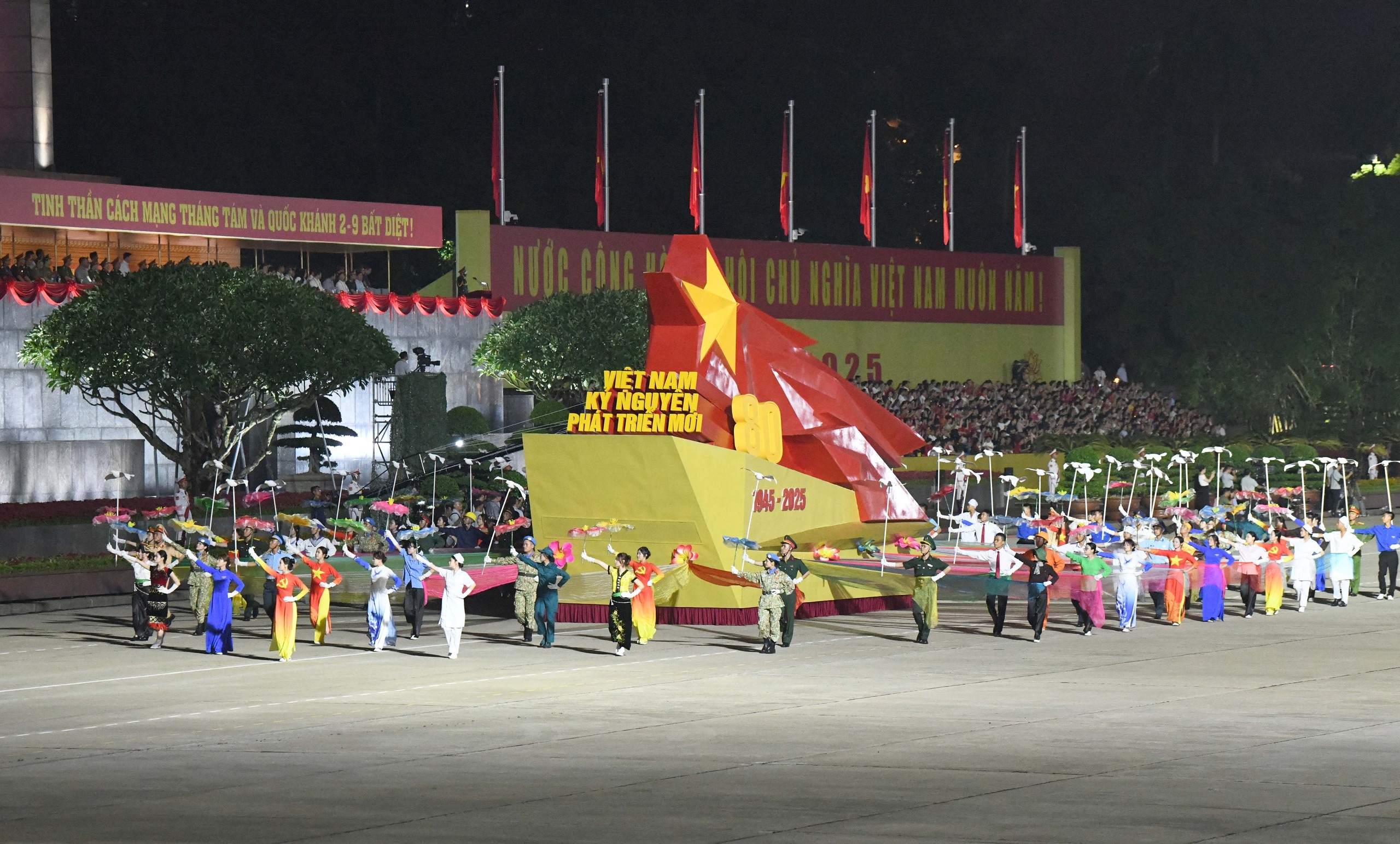 Toàn cảnh xe tăng, khí tài, lực lượng hùng hậu diễu hành qua Quảng trường Ba Đình- Ảnh 5. Toàn cảnh xe tăng, khí tài, lực lượng hùng hậu diễu hành qua Quảng trường Ba Đình- Ảnh 5.