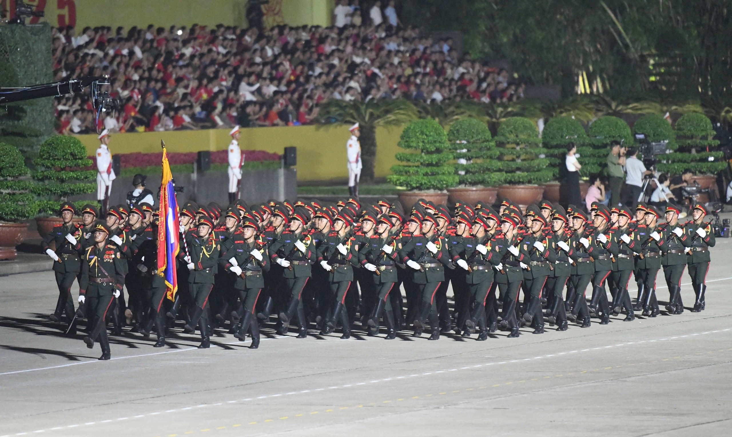 Toàn cảnh xe tăng, khí tài, lực lượng hùng hậu diễu hành qua Quảng trường Ba Đình- Ảnh 15. Toàn cảnh xe tăng, khí tài, lực lượng hùng hậu diễu hành qua Quảng trường Ba Đình- Ảnh 15.