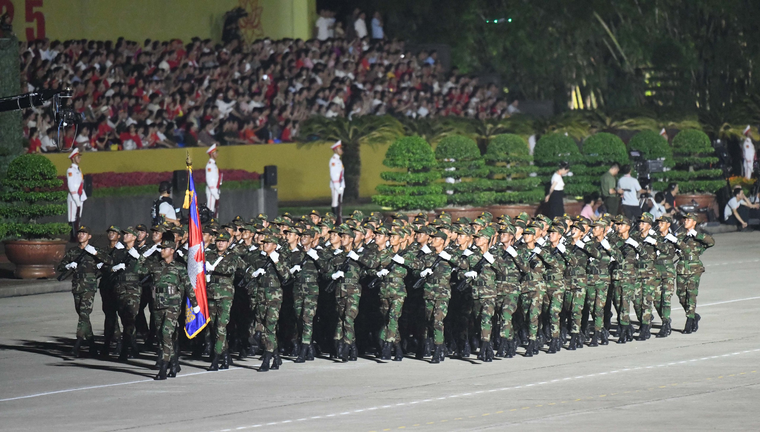 Toàn cảnh xe tăng, khí tài, lực lượng hùng hậu diễu hành qua Quảng trường Ba Đình- Ảnh 16. Toàn cảnh xe tăng, khí tài, lực lượng hùng hậu diễu hành qua Quảng trường Ba Đình- Ảnh 16.