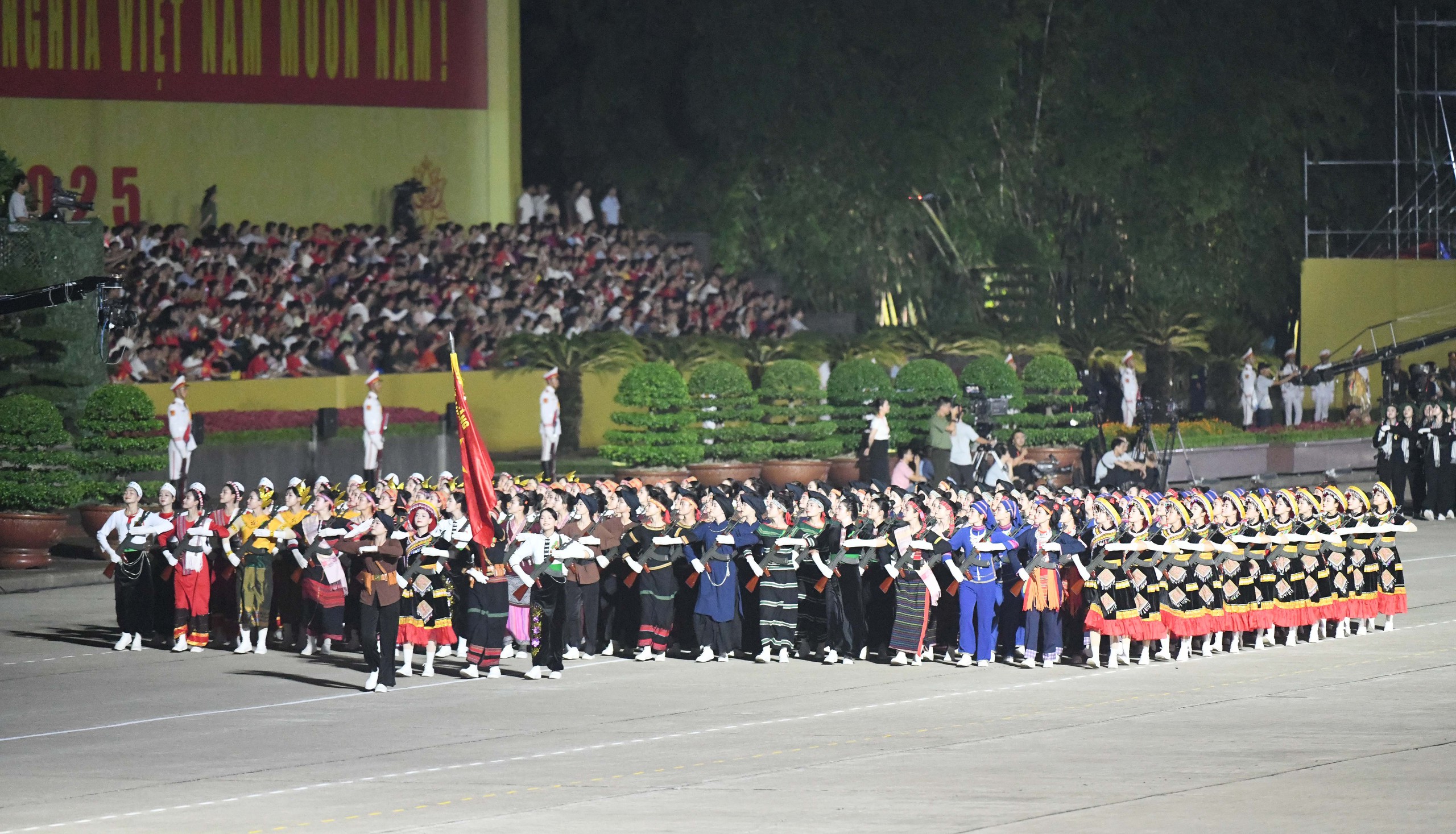Toàn cảnh xe tăng, khí tài, lực lượng hùng hậu diễu hành qua Quảng trường Ba Đình- Ảnh 25. Toàn cảnh xe tăng, khí tài, lực lượng hùng hậu diễu hành qua Quảng trường Ba Đình- Ảnh 25.