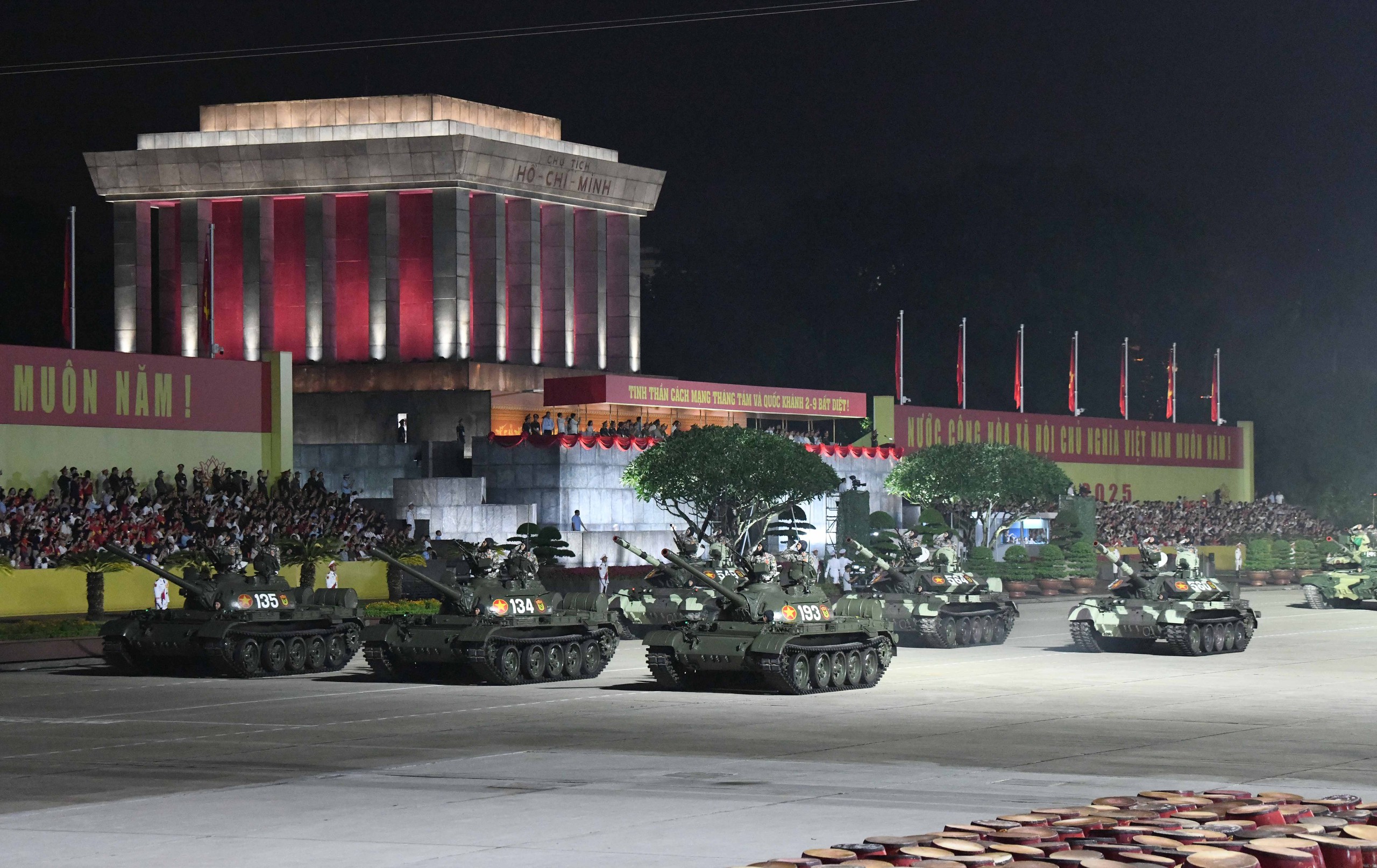 Toàn cảnh xe tăng, khí tài, lực lượng hùng hậu diễu hành qua Quảng trường Ba Đình- Ảnh 17. Toàn cảnh xe tăng, khí tài, lực lượng hùng hậu diễu hành qua Quảng trường Ba Đình- Ảnh 17.