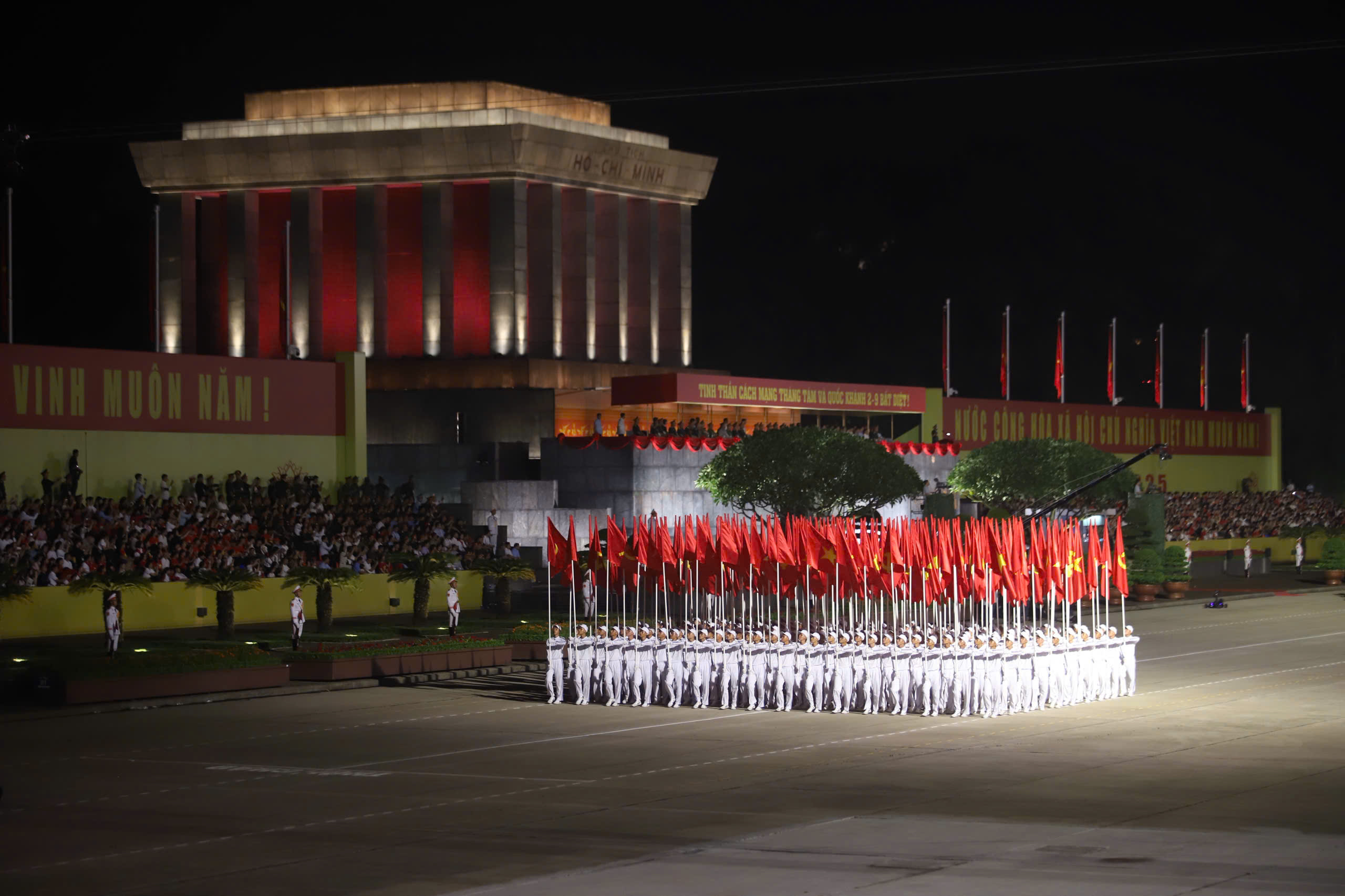Toàn cảnh xe tăng, khí tài, lực lượng hùng hậu diễu hành qua Quảng trường Ba Đình- Ảnh 6. Toàn cảnh xe tăng, khí tài, lực lượng hùng hậu diễu hành qua Quảng trường Ba Đình- Ảnh 6.