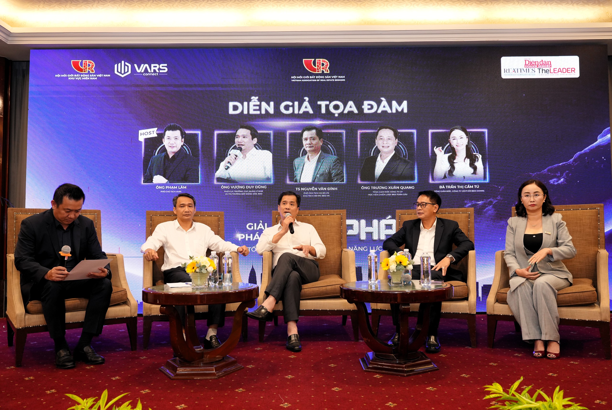 Gần 90% môi giới bất động sản không có chứng chỉ hoặc chứng chỉ hết hạn- Ảnh 2. Gần 90% môi giới bất động sản không có chứng chỉ hoặc chứng chỉ hết hạn- Ảnh 2.
