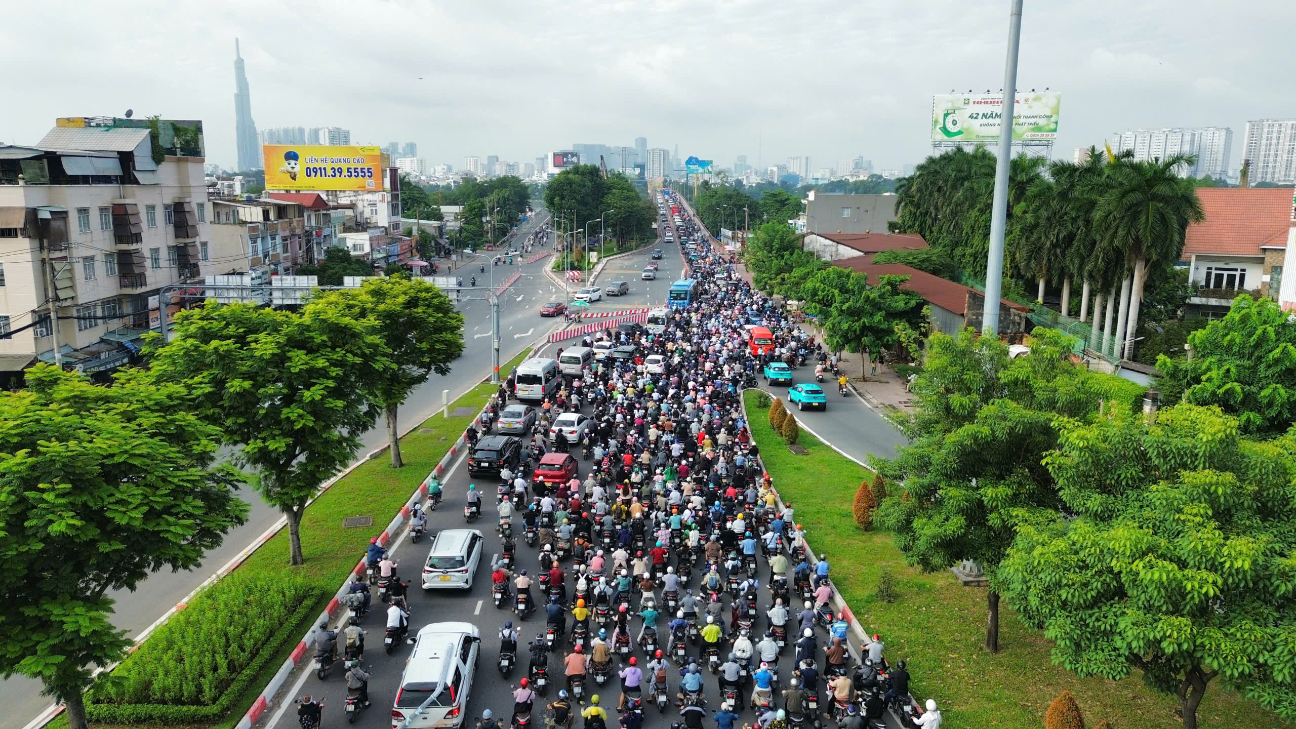 Ngày đầu tổ chức lại giao thông cầu Bình Triệu, cửa ngõ phía đông TP.HCM ùn ứ nghiêm trọng- Ảnh 1. Ngày đầu tổ chức lại giao thông cầu Bình Triệu, cửa ngõ phía đông TP.HCM ùn ứ nghiêm trọng- Ảnh 1.
