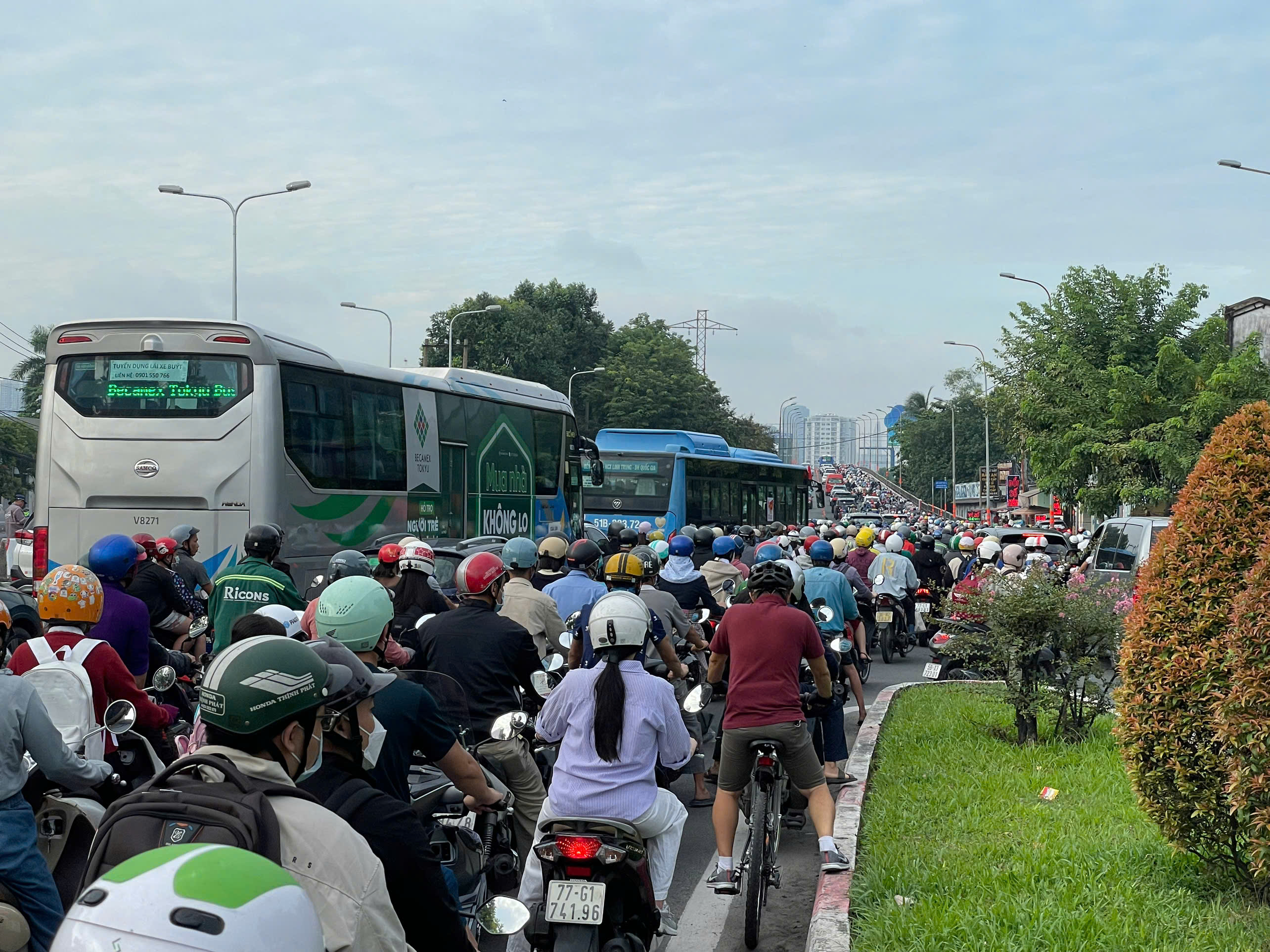 Ngày đầu tổ chức lại giao thông cầu Bình Triệu, cửa ngõ phía đông TP.HCM ùn ứ nghiêm trọng- Ảnh 9. Ngày đầu tổ chức lại giao thông cầu Bình Triệu, cửa ngõ phía đông TP.HCM ùn ứ nghiêm trọng- Ảnh 9.