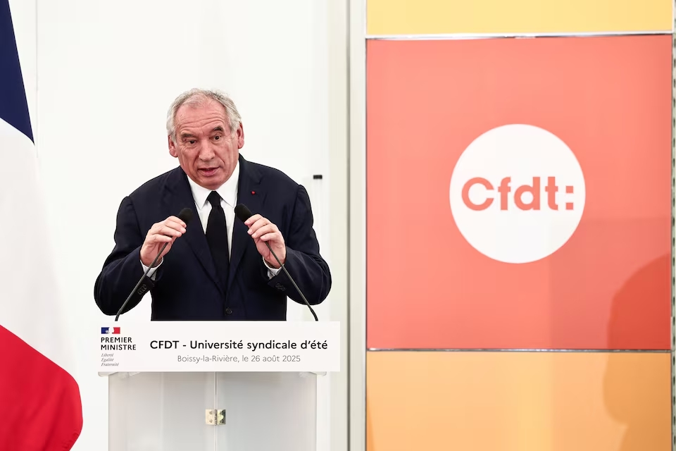 Pháp rơi vào khủng hoảng sau khi Thủ tướng Bayrou kêu gọi bỏ phiếu tín nhiệm sớm- Ảnh 1.