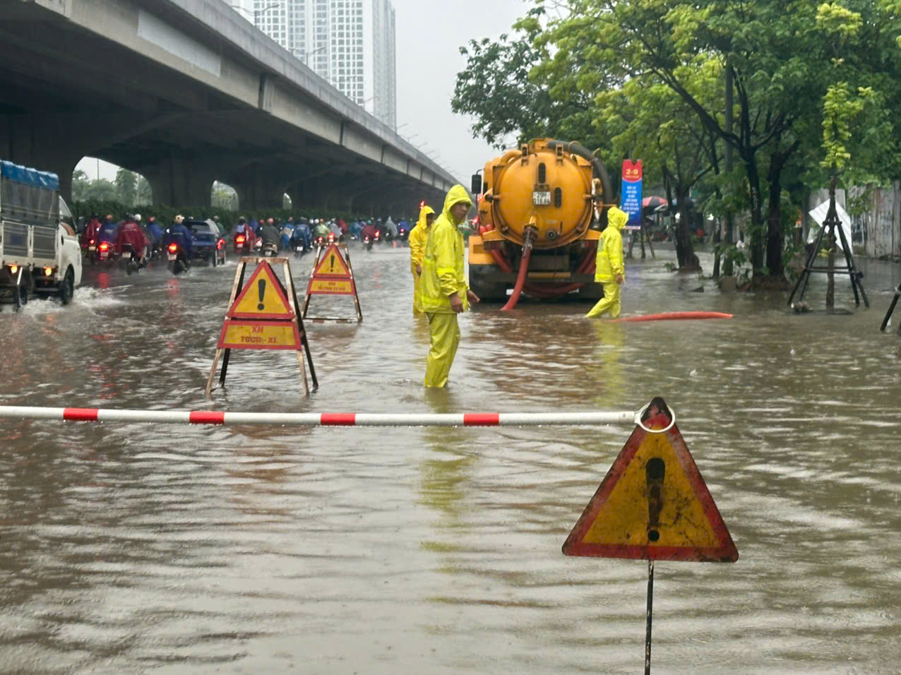 Hà Nội: Tăng cường xử lý các điểm úng ngập- Ảnh 3. Hà Nội: Tăng cường xử lý các điểm úng ngập- Ảnh 3.