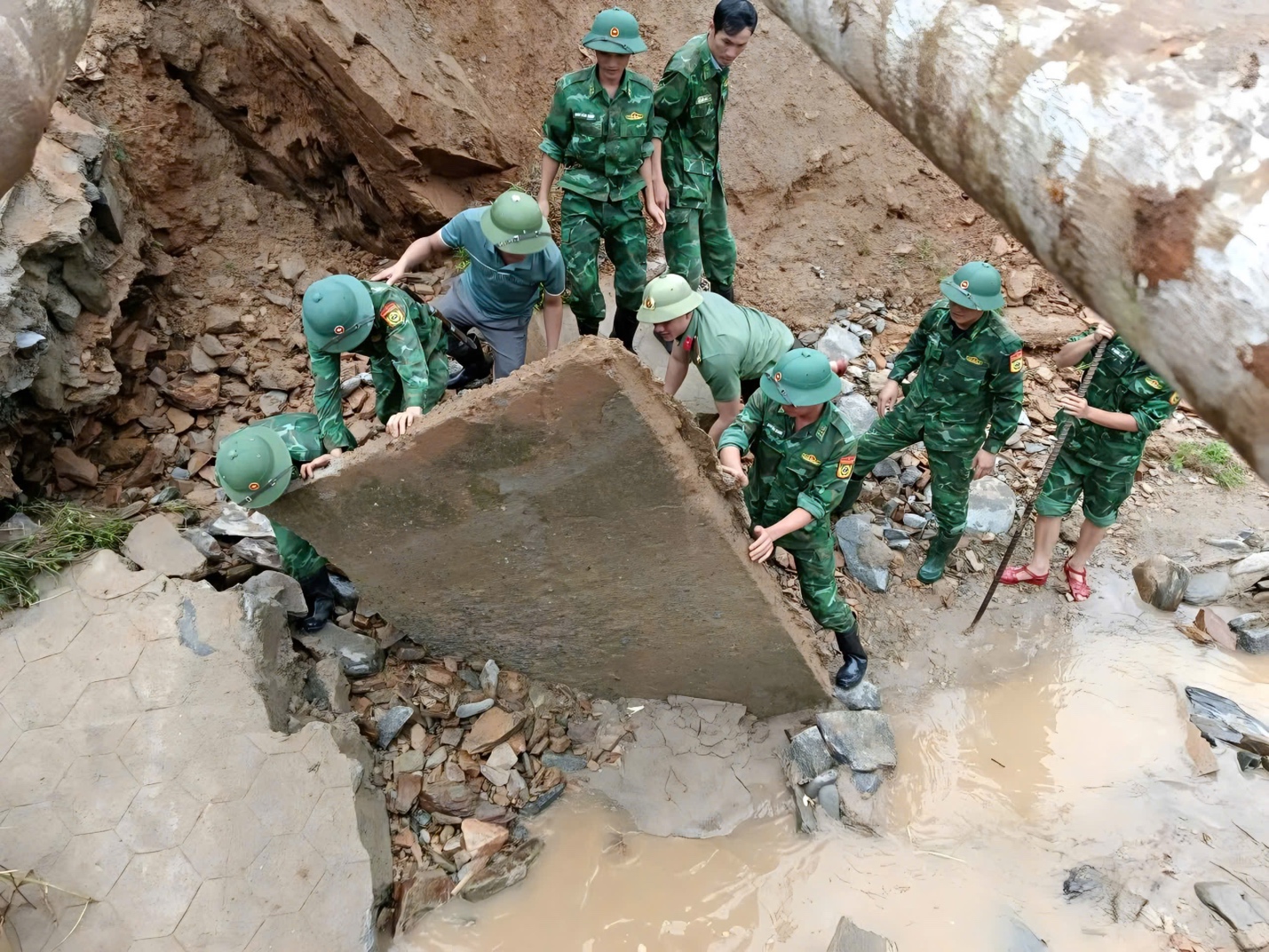 Nghệ An: Làm cầu gỗ cứu trợ 42 hộ dân ở bản vùng biên bị cô lập do bão- Ảnh 1. Nghệ An: Làm cầu gỗ cứu trợ 42 hộ dân ở bản vùng biên bị cô lập do bão- Ảnh 1.