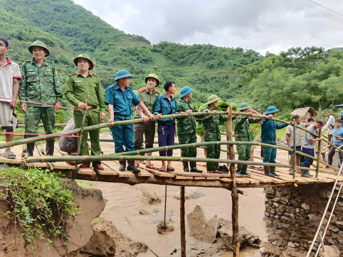 Nghệ An: Làm cầu gỗ cứu trợ 42 hộ dân ở bản vùng biên bị cô lập do bão- Ảnh 3. Nghệ An: Làm cầu gỗ cứu trợ 42 hộ dân ở bản vùng biên bị cô lập do bão- Ảnh 3.