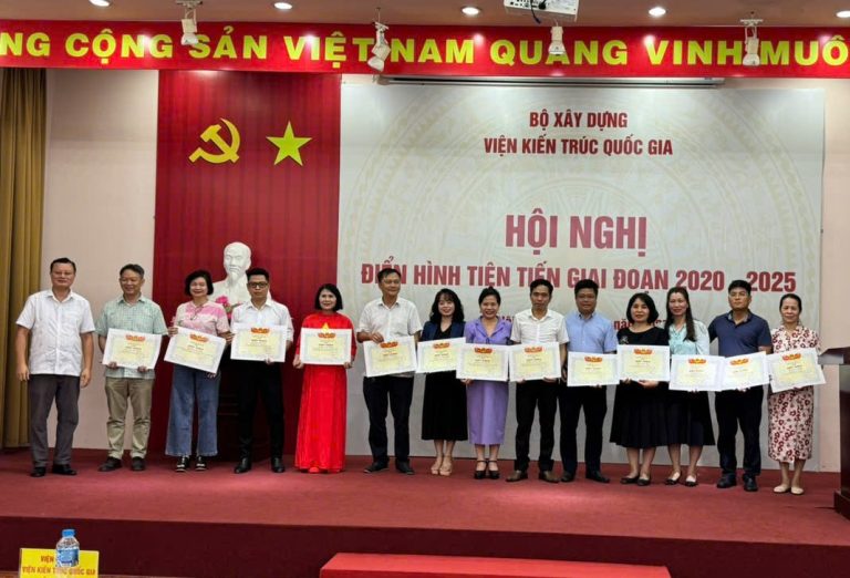 Viện trưởng Hồ Chí Quang trao tặng giấy khen cho các cán bộ, viên chức tiêu biểu. Viện trưởng Hồ Chí Quang trao tặng giấy khen cho các cán bộ, viên chức tiêu biểu.