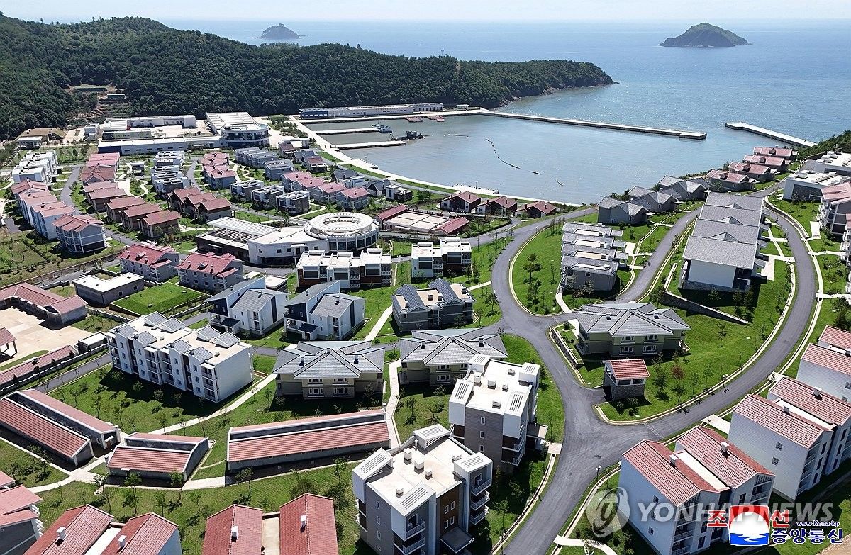 Ông Kim Jong-un thị sát trại làng chài mới ở phía Đông Triều Tiên- Ảnh 1. Ông Kim Jong-un thị sát trại làng chài mới ở phía Đông Triều Tiên- Ảnh 1.